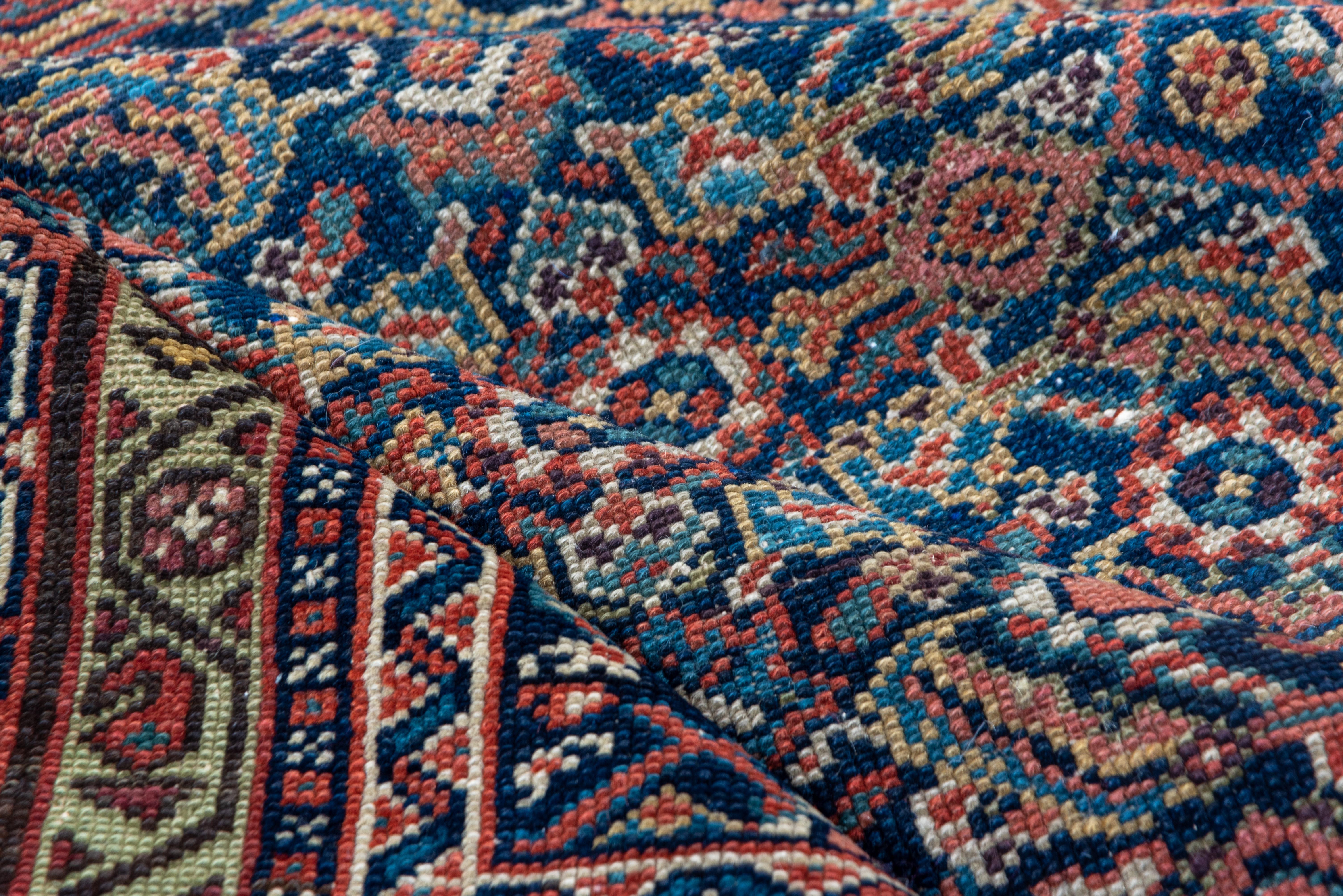 Dies ist eine völlig ikonischen westpersischen Stadt Scatter Teppich mit einem detaillierten all-over Herati Muster dicht über die abrieb dunkle marineblau bis königsblau Feld, innerhalb einer roten Grenze mit einem facettierten Elfenbein Mäander,