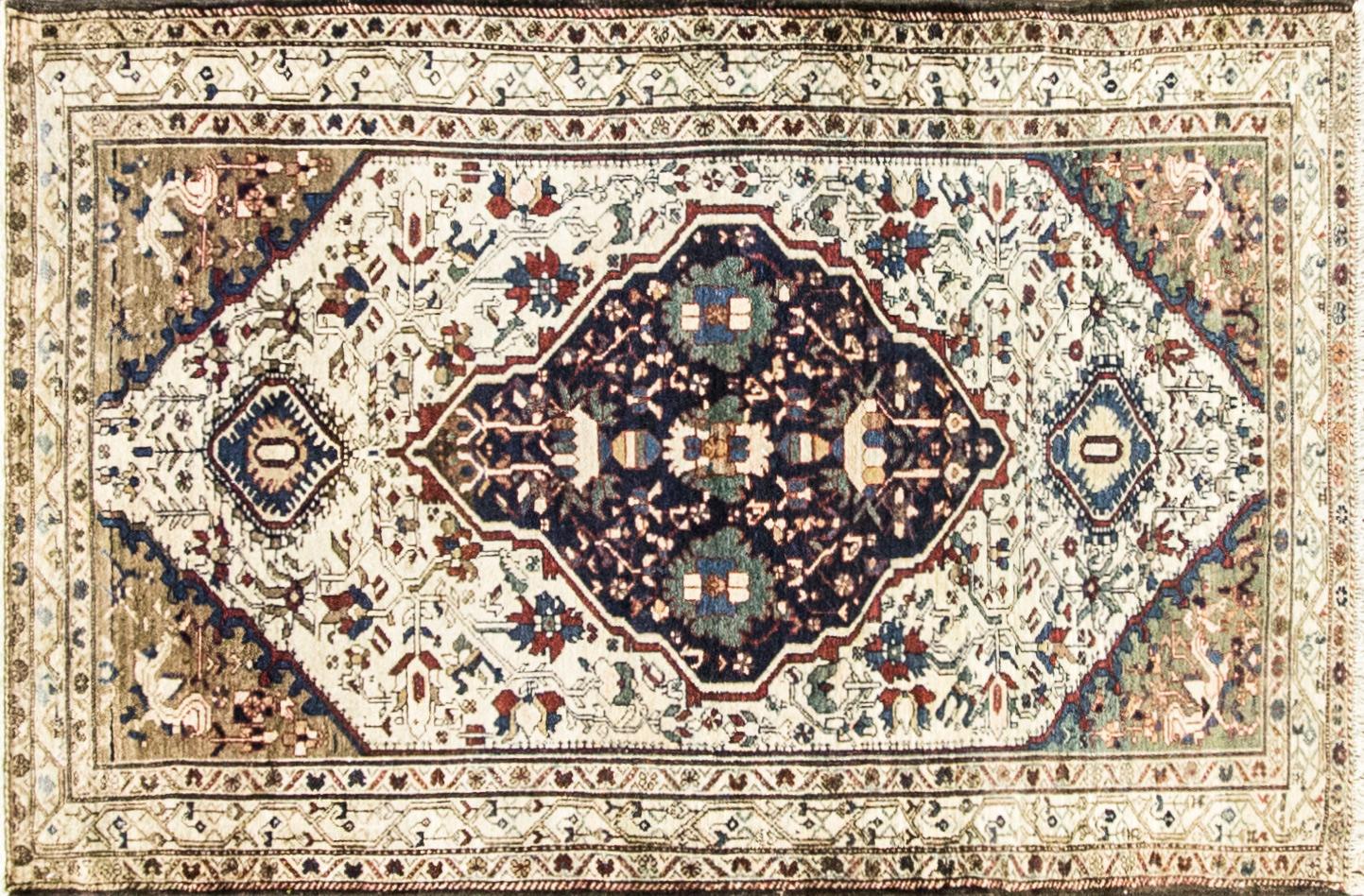Antiker handgeknüpfter persischer Malayer-Teppich, um 1910. Schöne elfenbeinfarbene Hintergrundfarbe mit sanftem Blau und Grün. Maße: 4'3