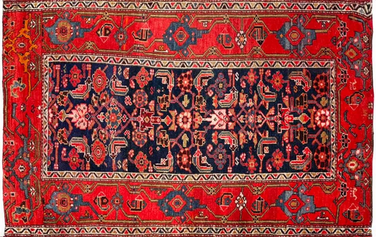 Tauchen Sie ein in die fesselnde Welt der Malayer-Teppiche, in der türkische Stammesweber kunstvolle Geschichten weben. Mit dem symmetrischen Gourde-Knoten, einem Markenzeichen ihres Handwerks, schufen diese Weber einen deutlichen Kontrast zu den