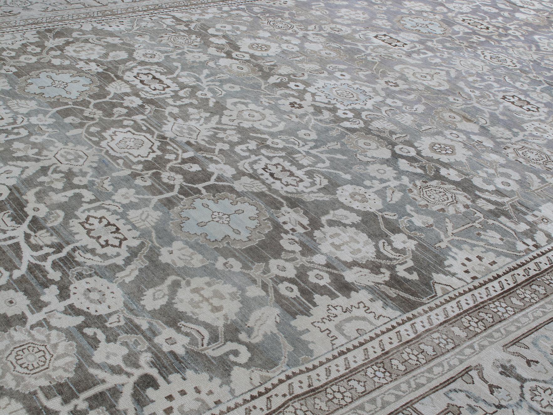Ce tapis persan ancien de type Malayer est le fruit de nombreux voyages, de la passion et de la recherche de N A S I R I . Les tapis Malayer doivent leur nom à un important village de tissage de tapis situé dans le centre-ouest de l'Iran. Le village