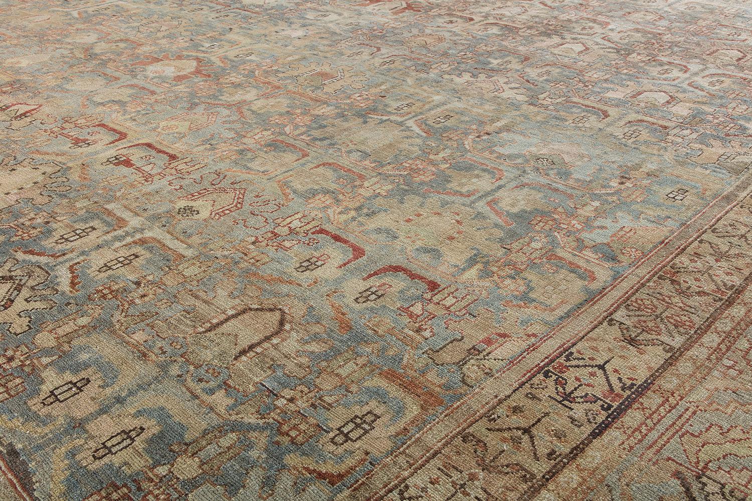 Dieser antike Malayer-Teppich wurde von N A S I R I durch ausgiebige Reisen, Leidenschaft und Forschung aufgespürt. Malayer-Teppiche sind nach einem bedeutenden Teppichweberdorf im zentralen Westiran benannt. Das Dorf war im 19. Jahrhundert für die