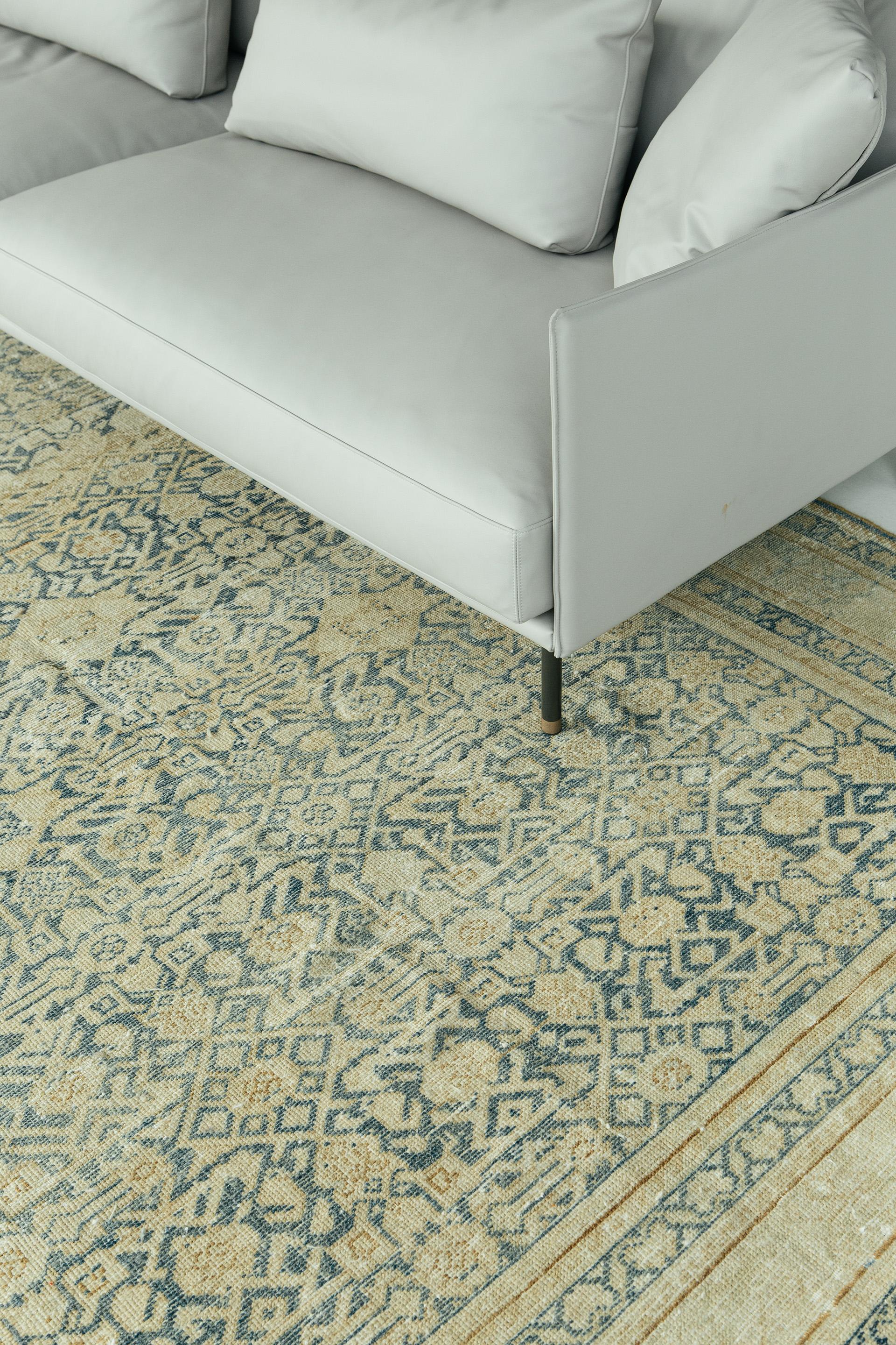 Ce tapis Malayer est assez géométrique et abstrait dans son rendu. Il présente des caractéristiques des tapis et moquettes de Hamedan et de Sarouk. Utilisation primaire du beige, de l'or, du bleu marine, avec des détails en rouge
