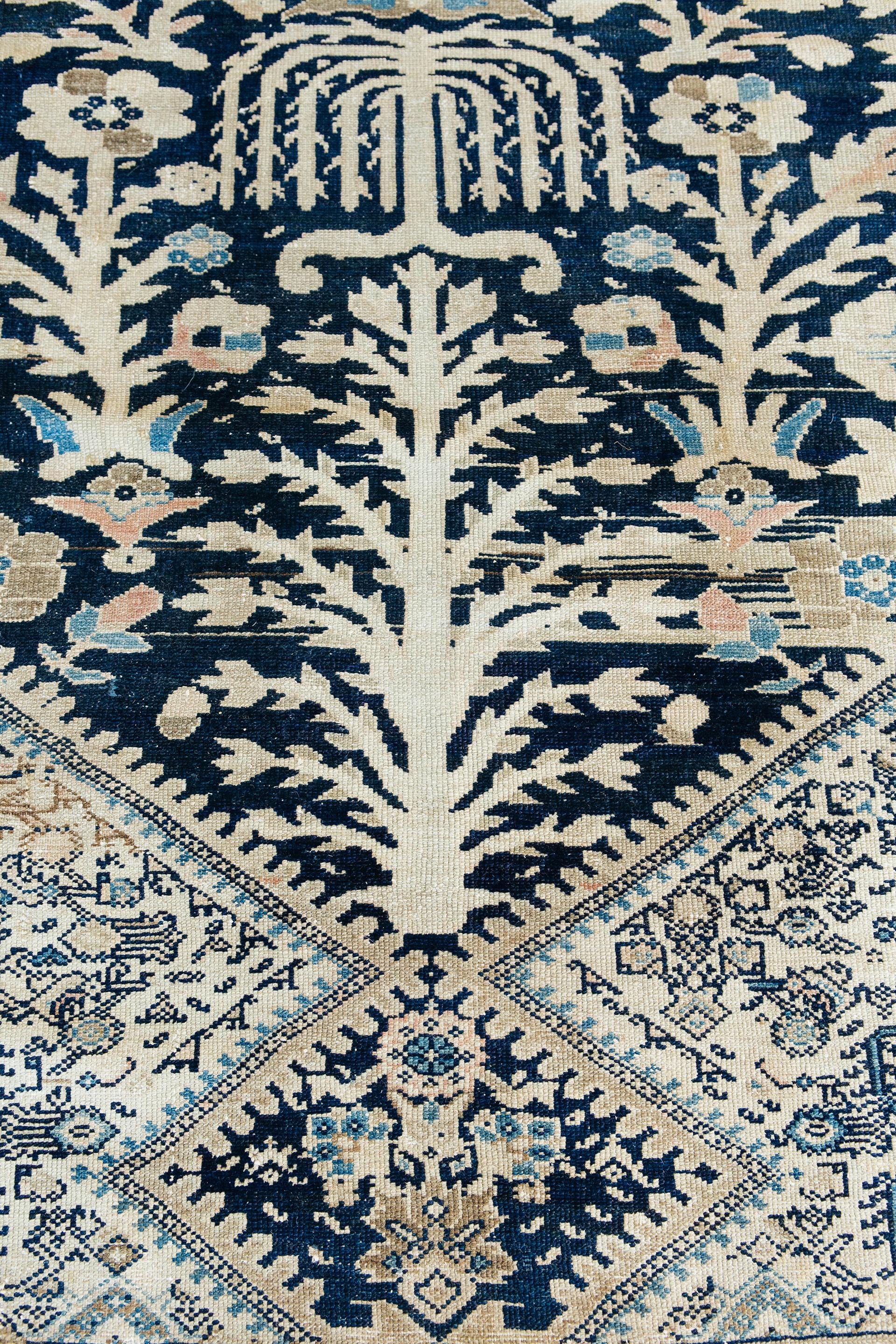Blauer handgewebter persischer Malayer-Teppich aus dem Iran, ca. Ende des 19. Jahrhunderts. Authentisches, antikes Stück aus Wolle und Florgewebe mit floralen und traditionellen Motiven.

Teppichnummer: 26383
Größe: 11'10