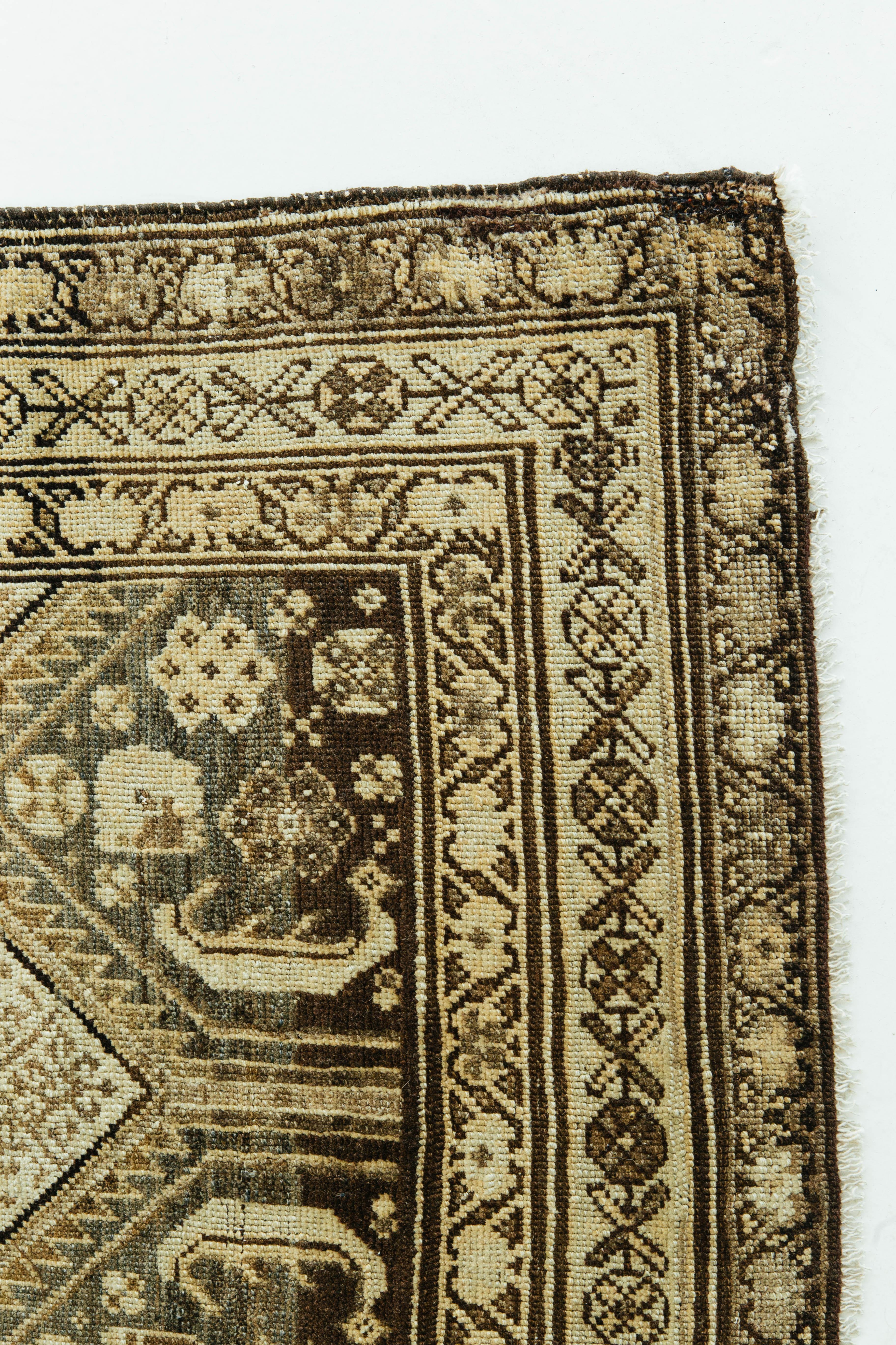 Ein charmanter antiker persischer Malayer mit detaillierten geometrischen und floralen Details. In Malayer und den umliegenden kleinen Dörfern wurde die Produktion im 19. und frühen 20. Jahrhundert hauptsächlich von einzelnen Webern durchgeführt.