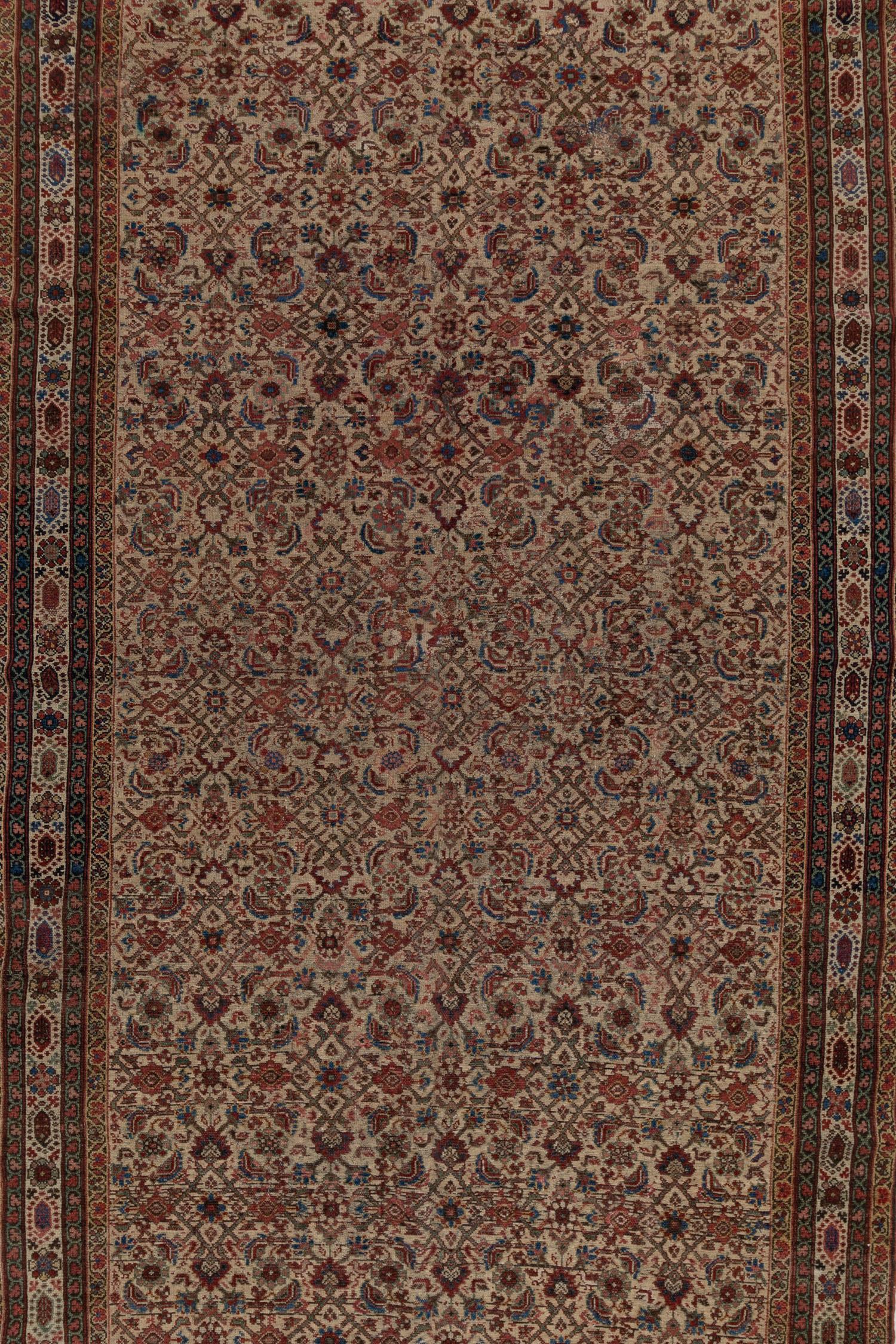 Malayer antique avec des couleurs traditionnelles qui ont été légèrement décolorées par le soleil. 

Guide d'usure : 2

Notes d'usure :
Les tapis vintage et antiques sont, par Nature, des tapis d'occasion et peuvent présenter des traces de leur