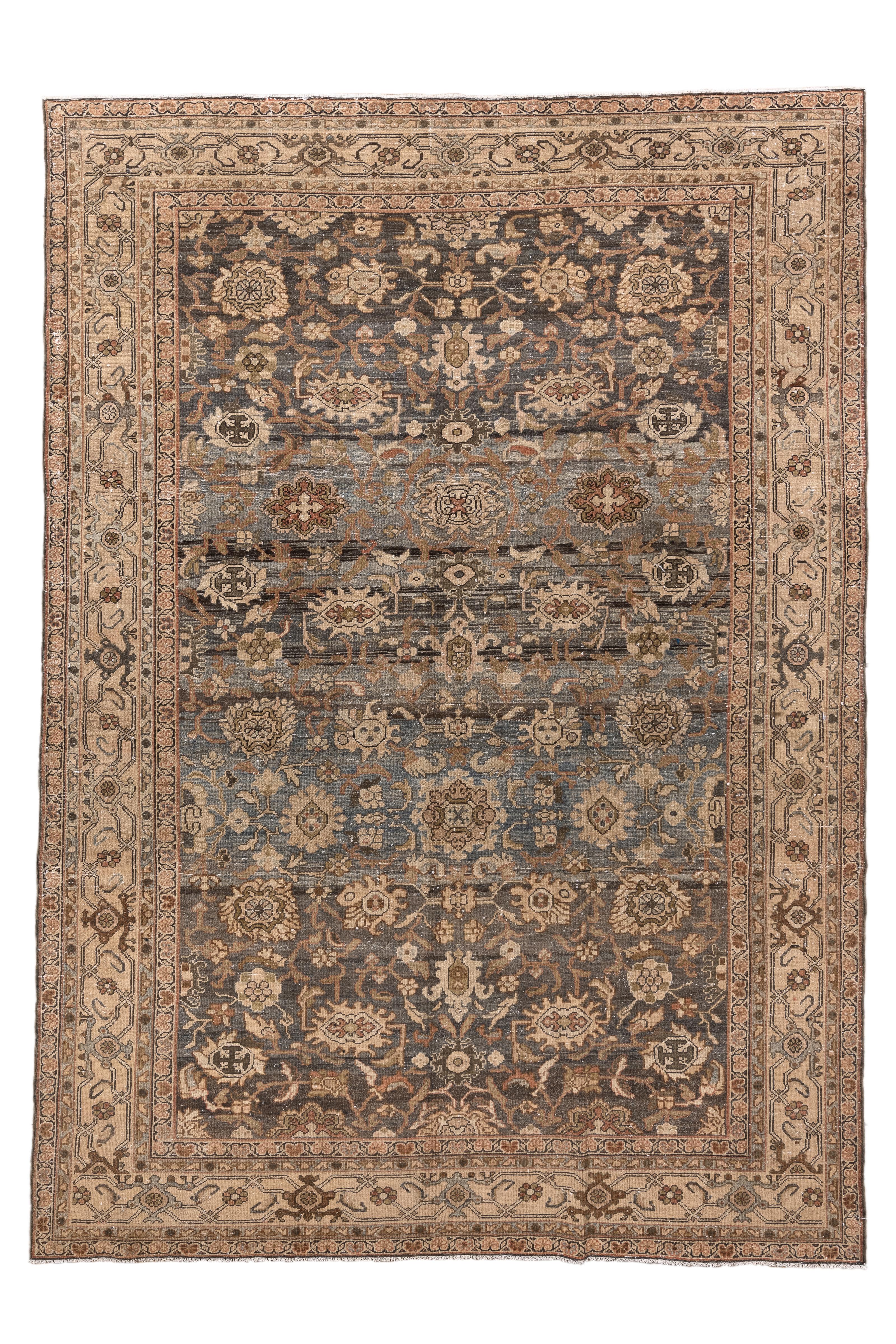  Un tapis ancien Malayer persan magnifiquement vieilli, présentant un motif floral et de treillis richement détaillé dans des teintes douces et usées par le temps. Cette pièce nouée à la main mesure 6 pieds 10 pouces sur 9 pieds 9 pouces et témoigne