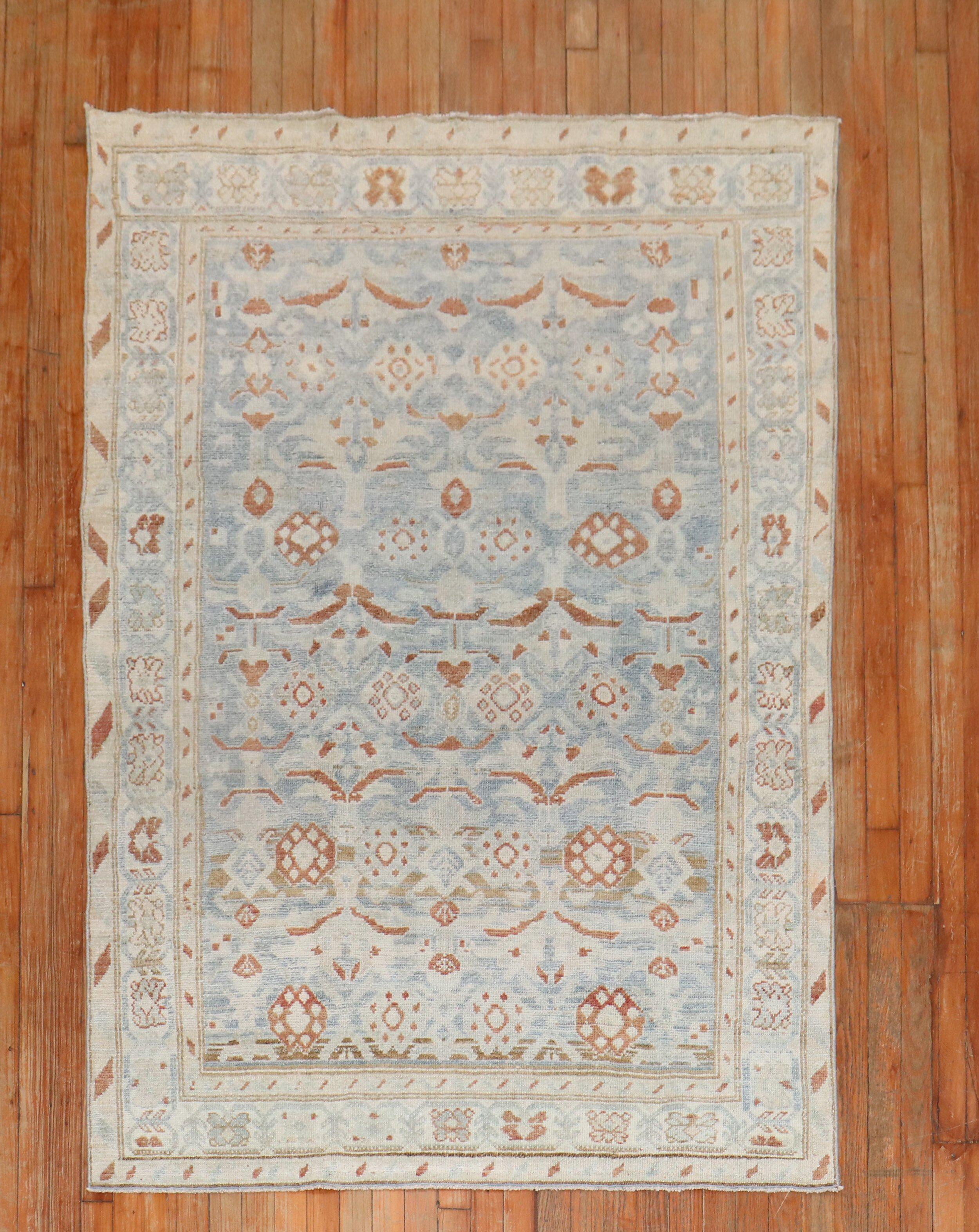 Antiker dekorativer Perserteppich aus dem Dorf Malayer im Nordwesten Persiens in den Farben Blau und Rost

Maße: 4'6'' x 6'6''.