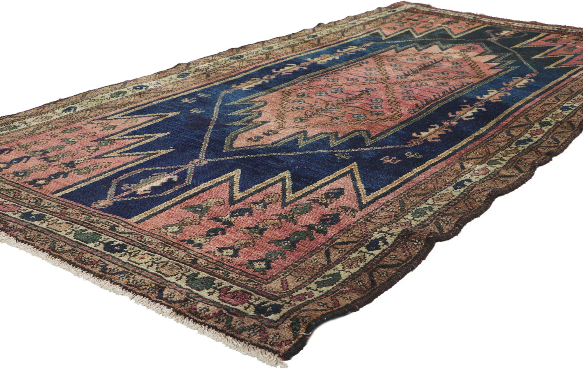 ?61166 Alfombra persa antigua Malayer, 03'06 x 06'11.
Con su estilo intemporal, sus increíbles detalles y su textura, esta antigua alfombra persa Malayer anudada a mano es una cautivadora visión de la belleza tejida. El diseño tribal y el colorido