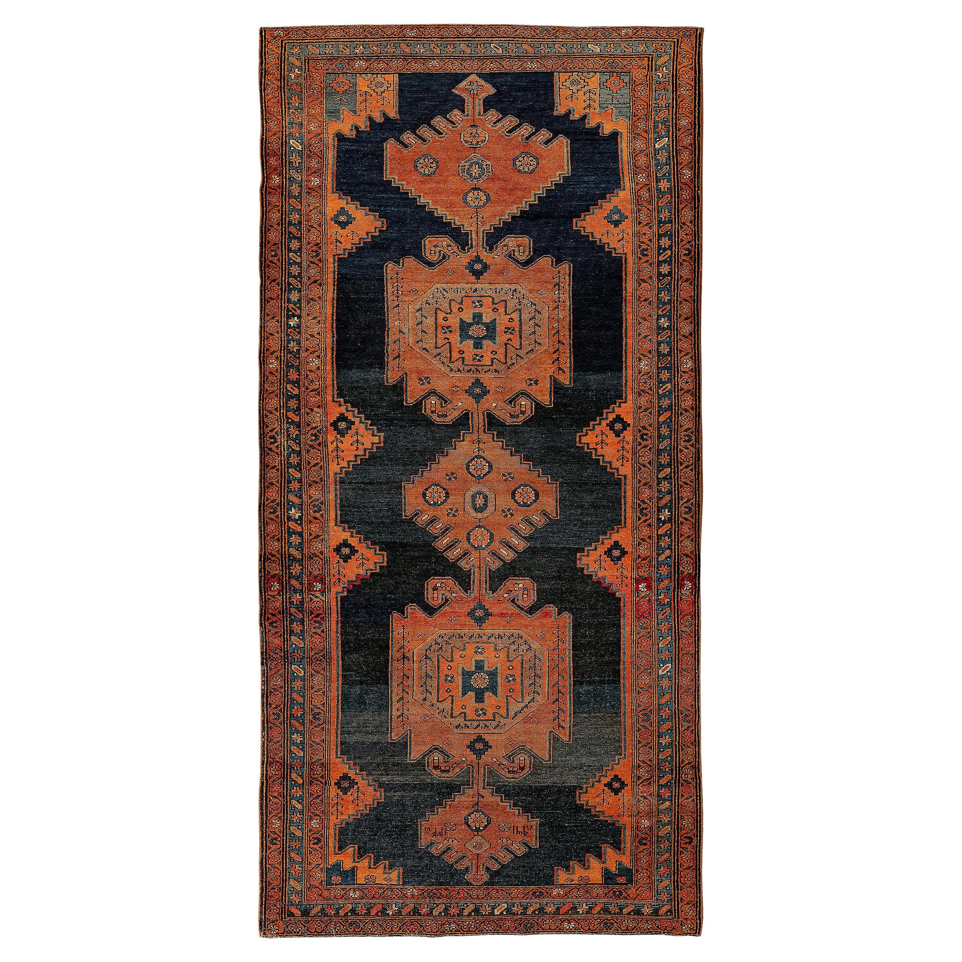 Malayer – Northwest Persia

Persian gallery from the end of the 19th century. It is of excellent wool quality and is in perfect condition. This Malayer features a row of four connected orange medallions arranged in the central field under a