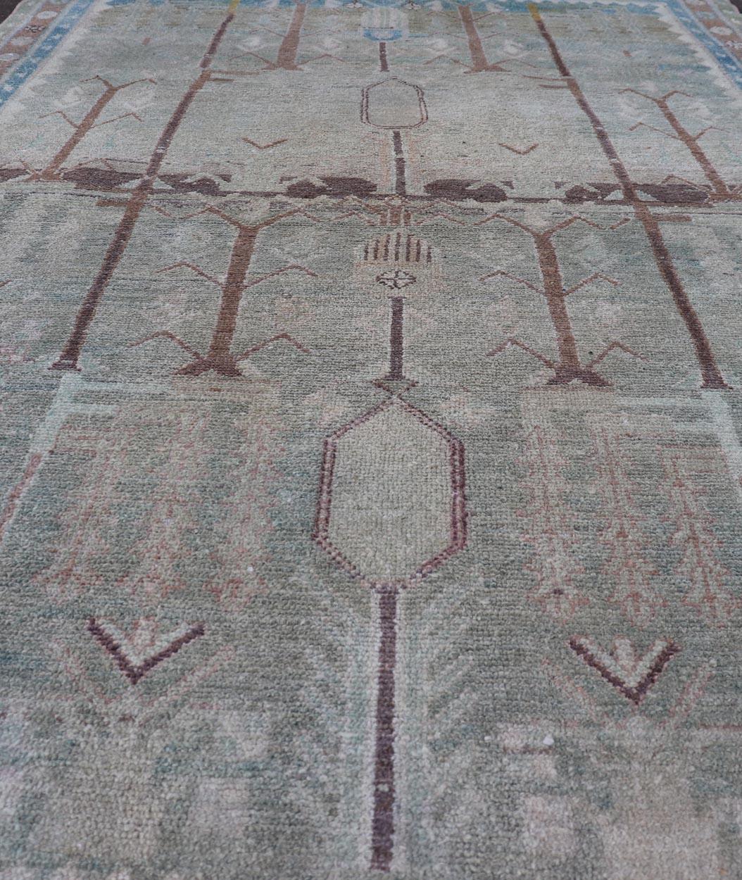 Persiano Tappeto antico persiano Malayer nei toni morbidi del verde Greene & Greene in vendita