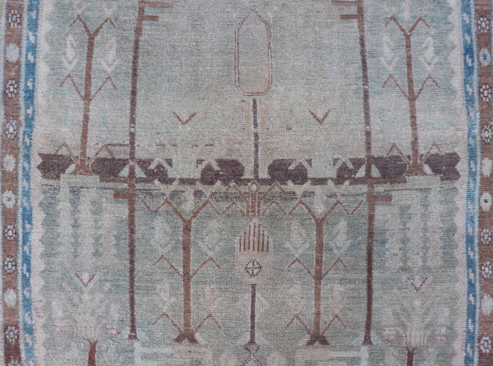 Tappeto antico persiano Malayer nei toni morbidi del verde Greene & Greene In condizioni buone in vendita a Atlanta, GA