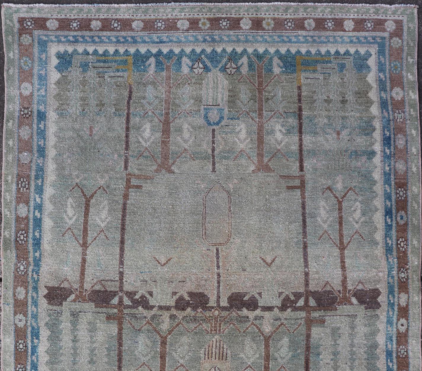 Lana Tappeto antico persiano Malayer nei toni morbidi del verde Greene & Greene in vendita