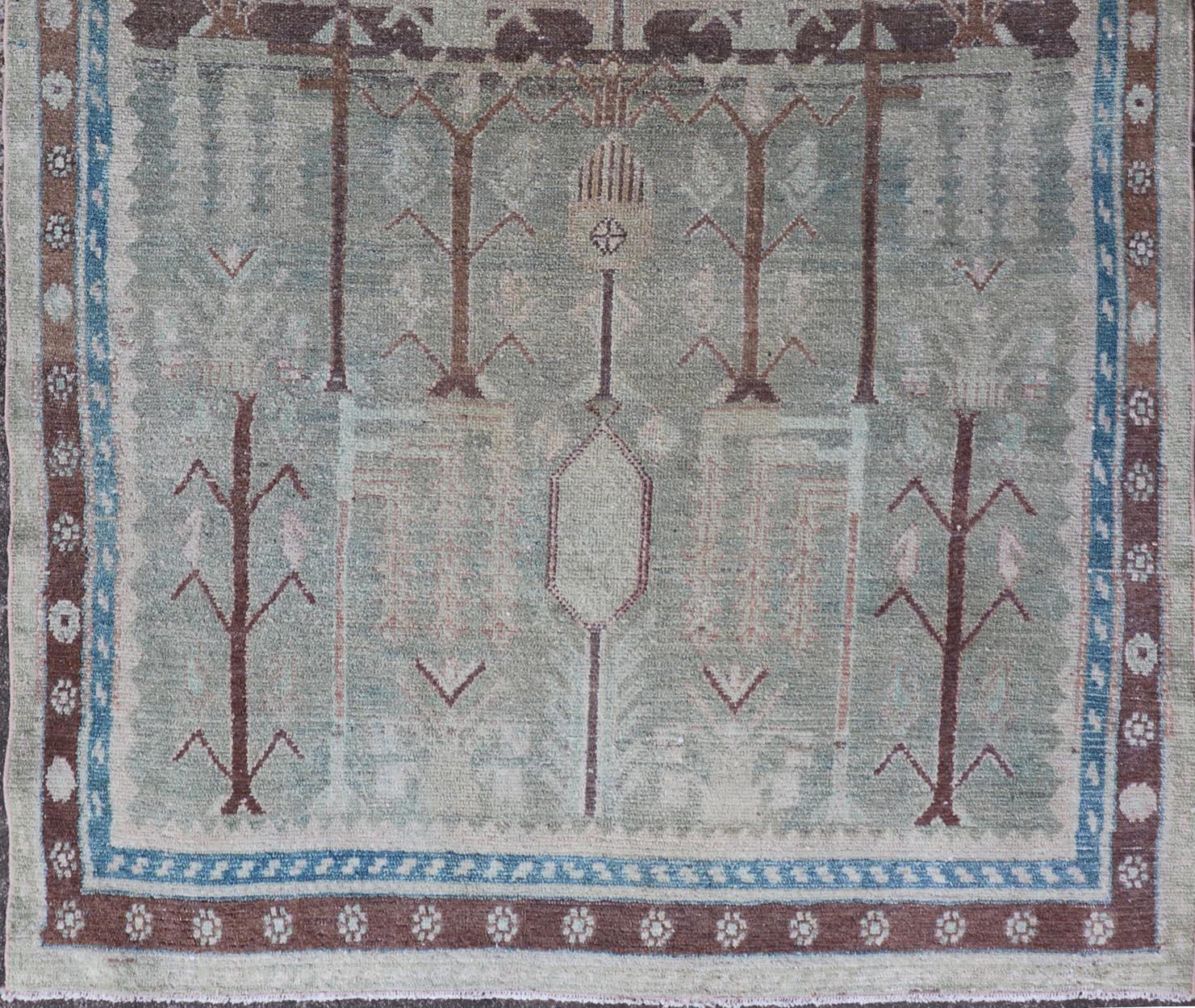 Tappeto antico persiano Malayer nei toni morbidi del verde Greene & Greene in vendita 2