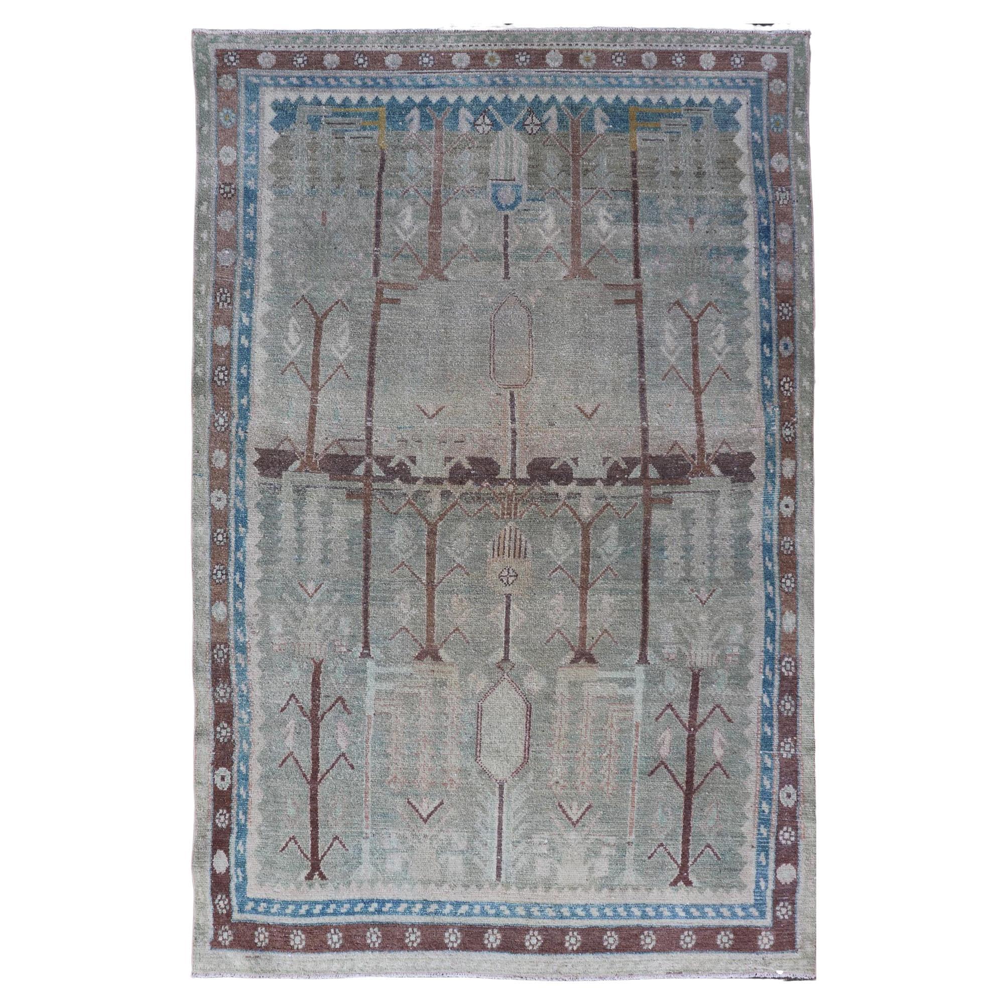 Tappeto antico persiano Malayer nei toni morbidi del verde Greene 
Greene in vendita