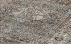 Antiker persischer Malayer-Teppich in weichen Taupe- und Sage-Tönen