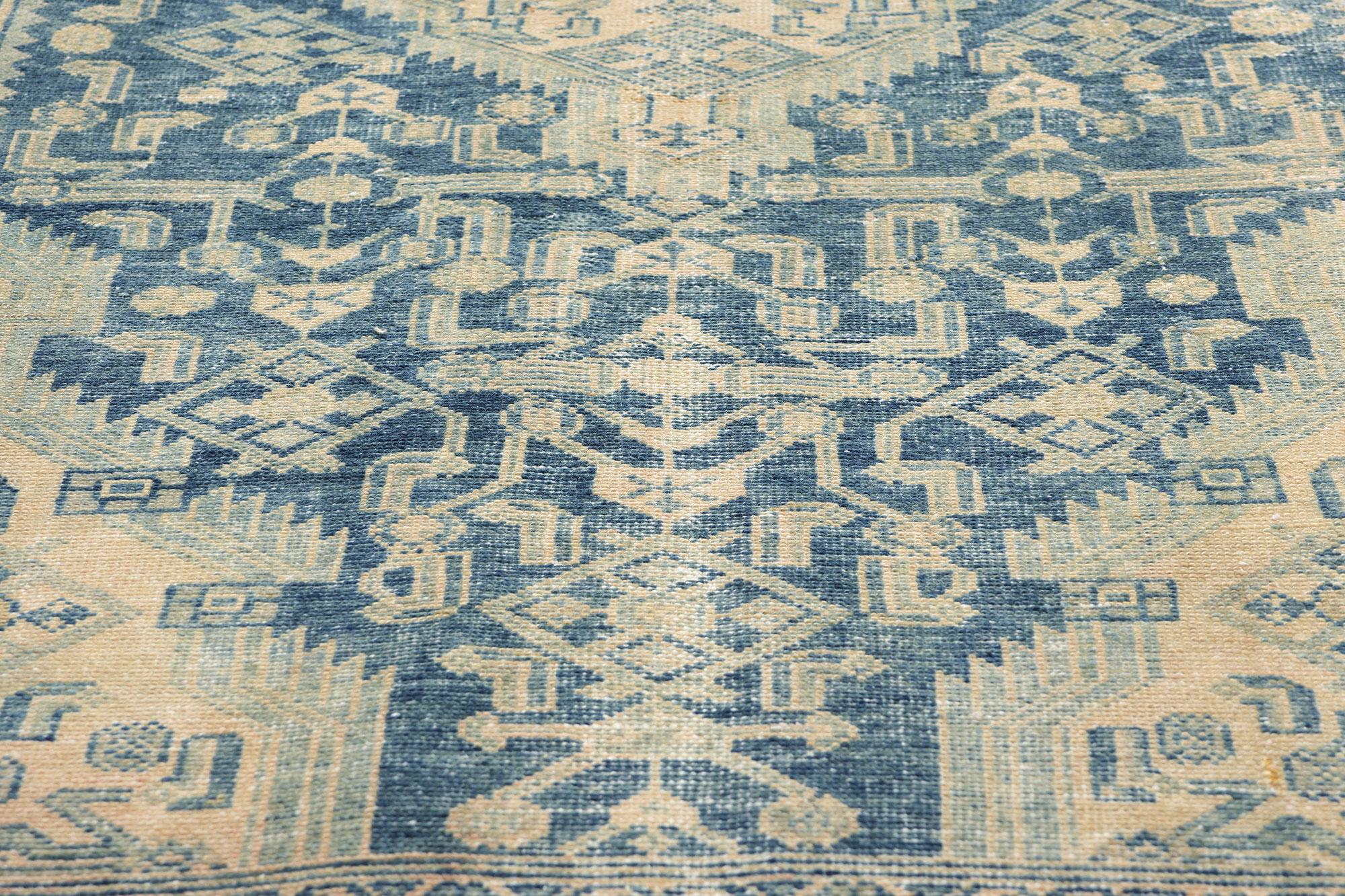 Antiker blauer persischer Malayer-Teppich im Zustand „Starke Gebrauchsspuren“ im Angebot in Dallas, TX