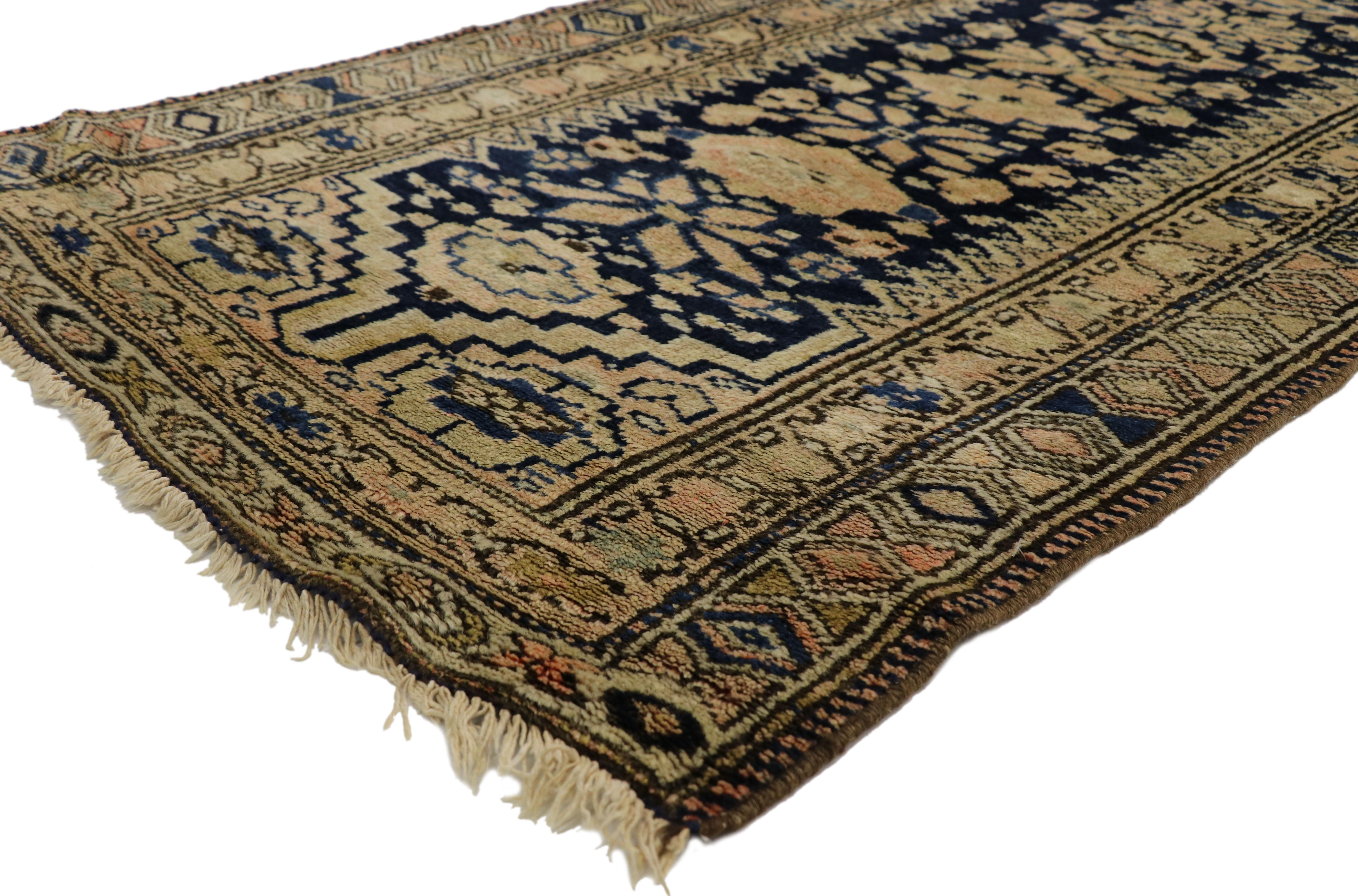 77103 ein antiker Malayer-Teppichläufer mit allover geometrischem Muster. Mit seiner beeindruckenden Länge von 18 Fuß ist dieser extralange antike persische Läufer perfekt für Treppen, lange Flure, Foyers und Eingangsbereiche. Mit ihrer raffinierten
