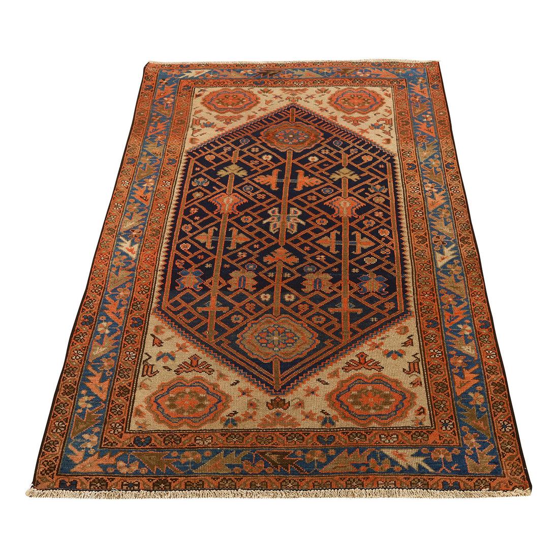 Les tapis Malayer sont un type de tapis persans provenant de la région de Malayer, dans l'ouest de l'Iran. Ils sont connus pour leur artisanat exceptionnel, leurs motifs distinctifs et leurs matériaux de haute qualité. Les tapis Malayer présentent