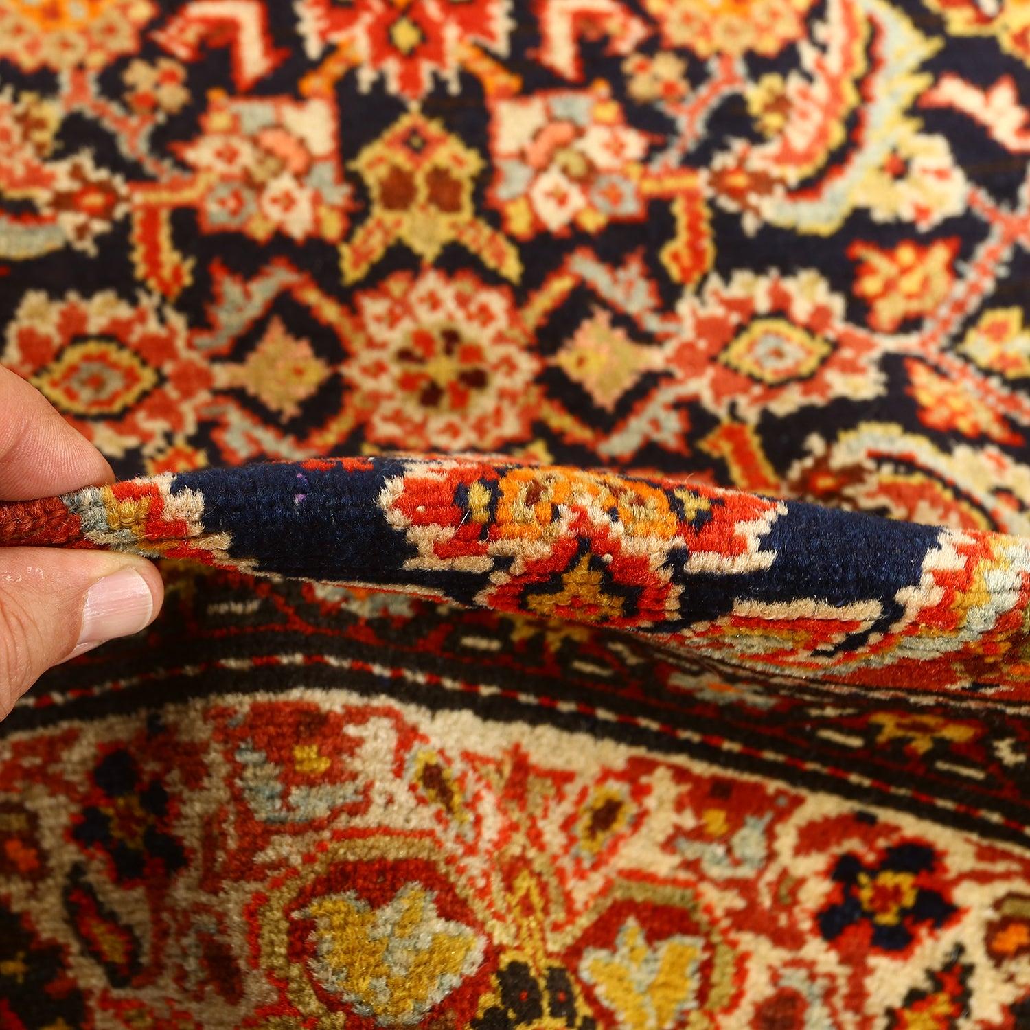 Les tapis Malayer sont un type de tapis persans provenant de la région de Malayer, dans l'ouest de l'Iran. Ils sont connus pour leur artisanat exceptionnel, leurs motifs distinctifs et leurs matériaux de haute qualité. Les tapis Malayer présentent