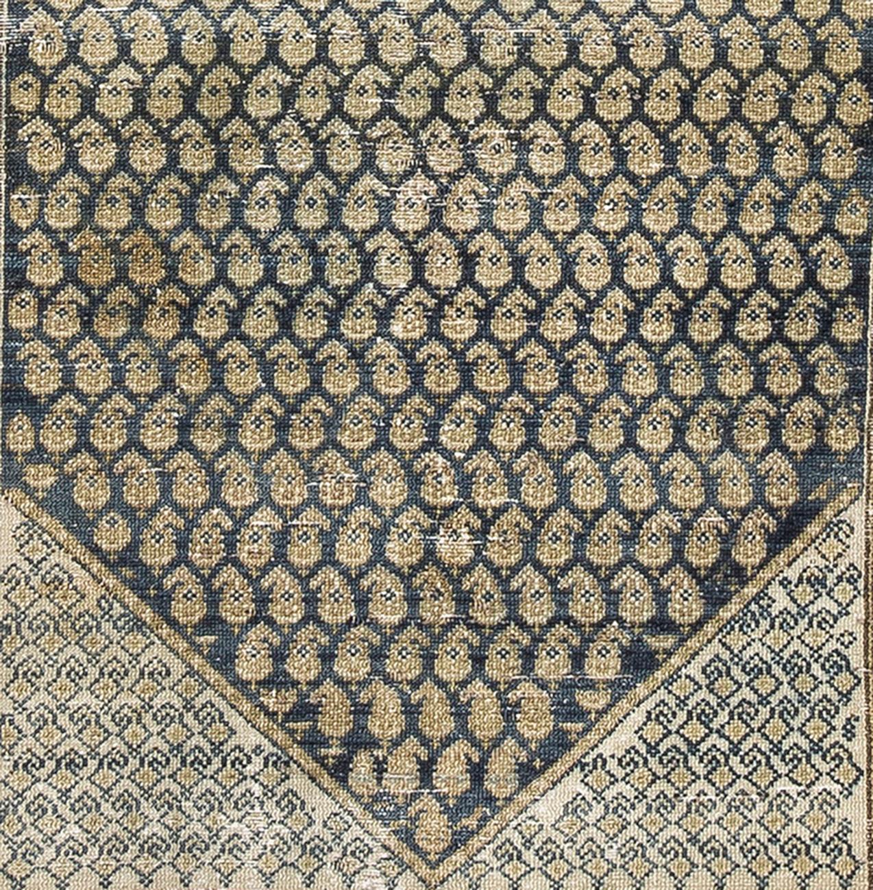 Antiker persischer Malayer-Teppich mit Stammes-Paisley-Design im Angebot 1