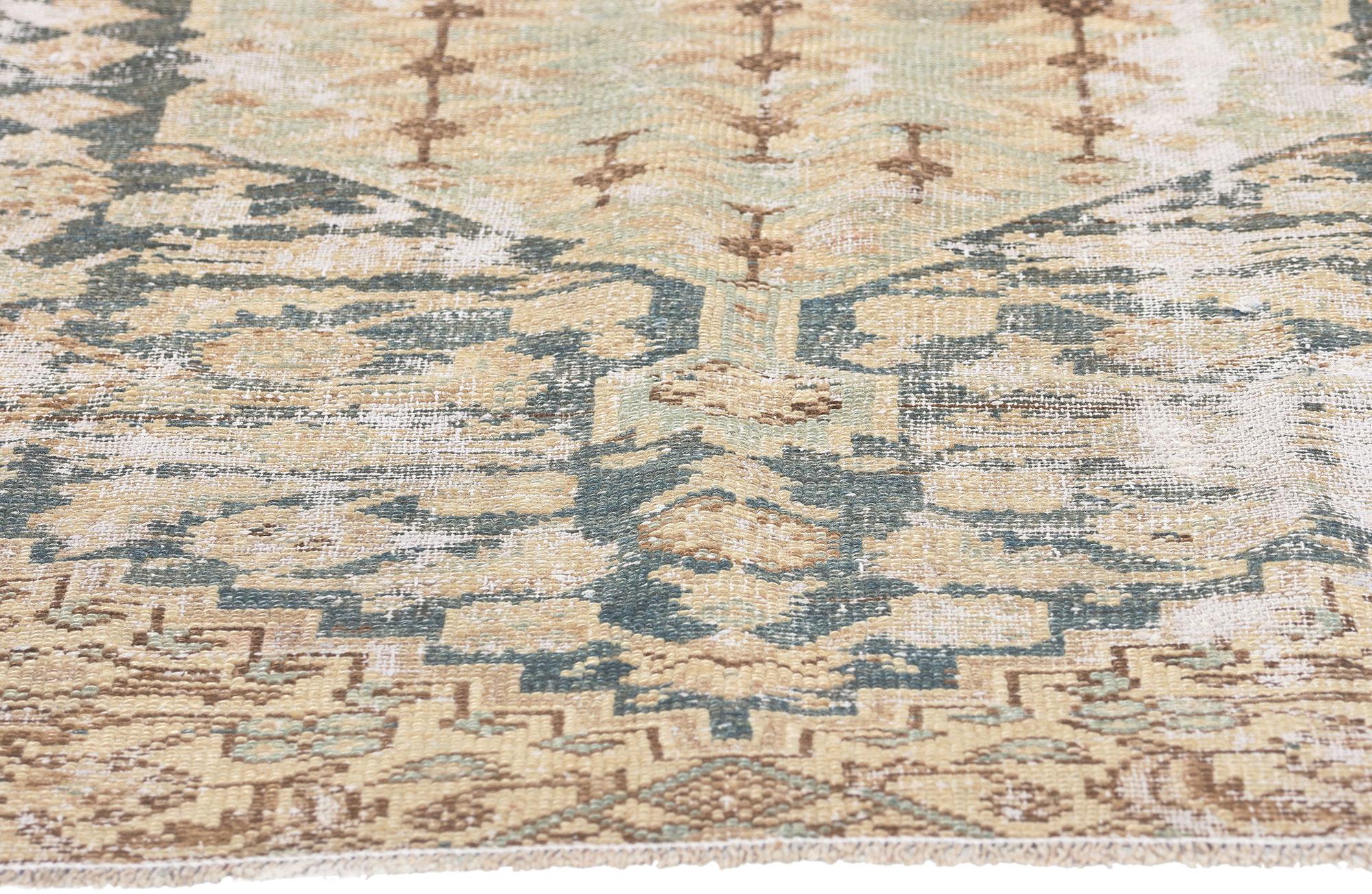 Antiker persischer Malayer-Teppich, verwitterte Finesse trifft auf erdige Eleganz (Handgeknüpft) im Angebot