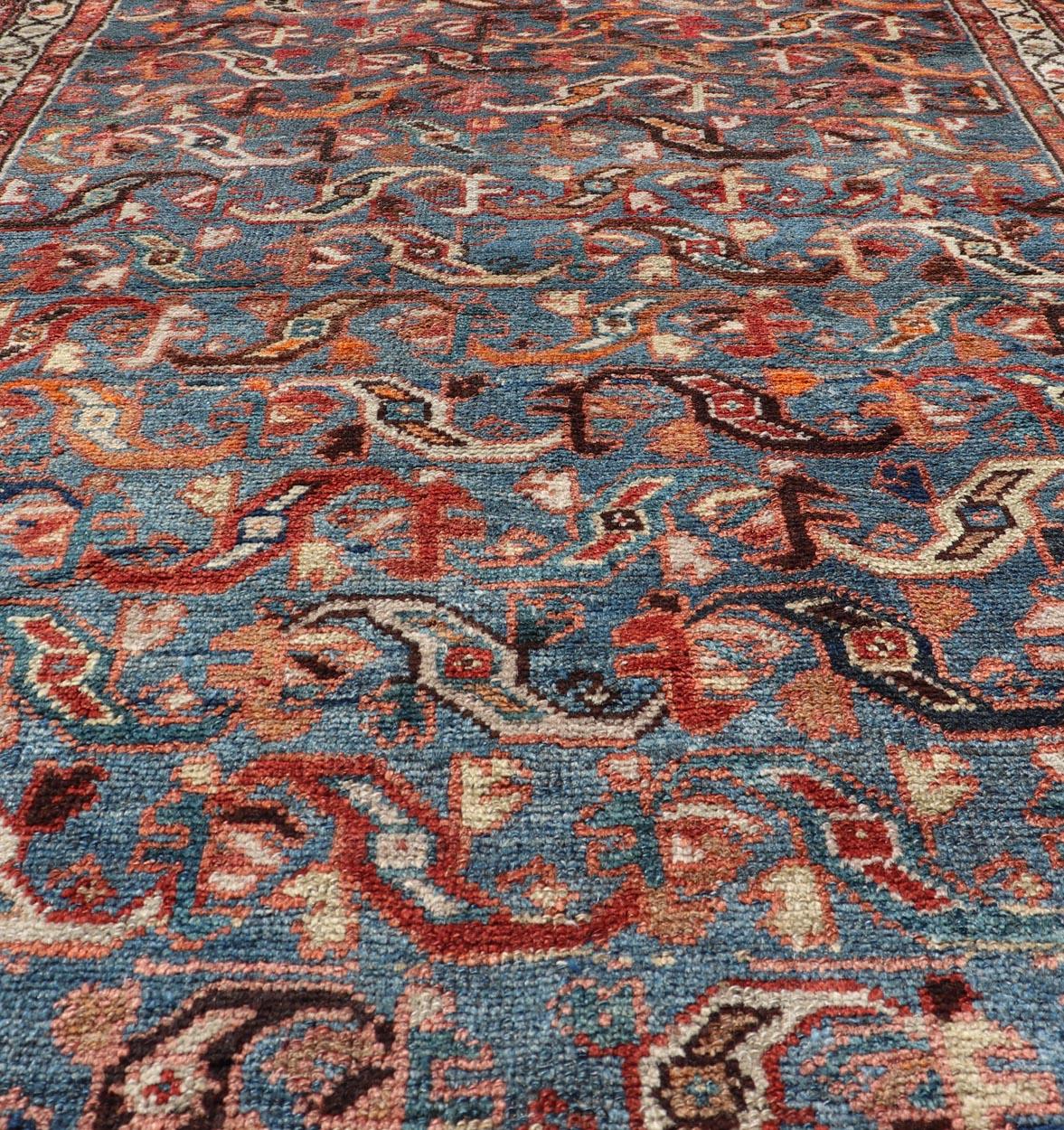 Noué à la main Tapis persan ancien Malayer avec un champ bleu et un motif tribal stylisé en vente