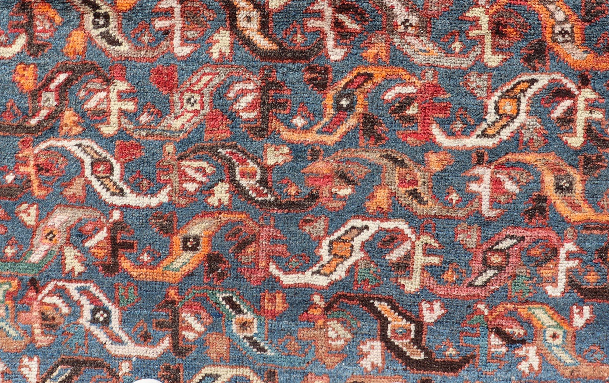20ième siècle Tapis persan ancien Malayer avec un champ bleu et un motif tribal stylisé en vente