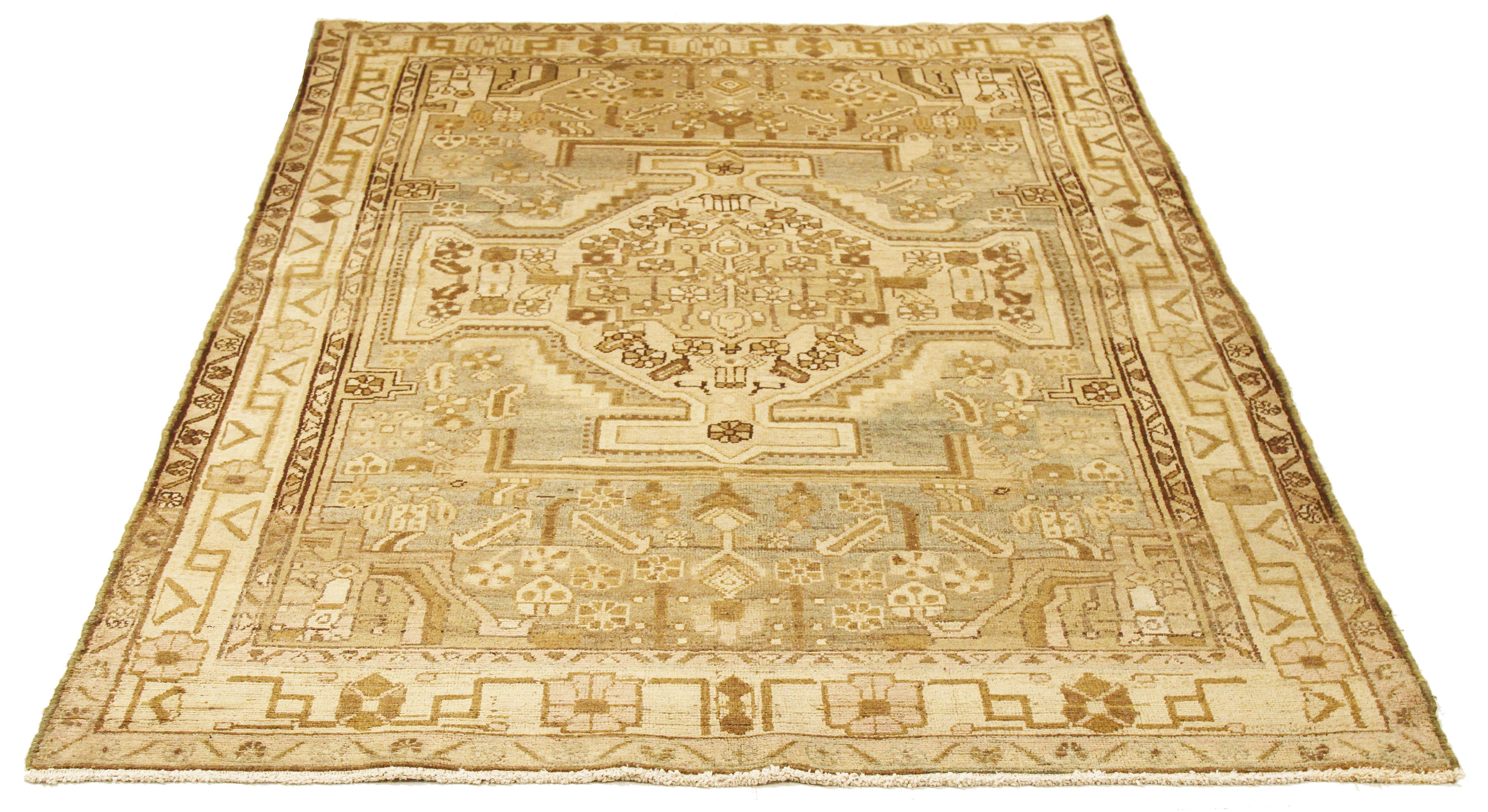 Tapis persan ancien tissé à la main à partir de la meilleure laine de mouton et coloré avec des teintures végétales entièrement naturelles, sans danger pour les humains et les animaux domestiques. Il s'agit d'un motif traditionnel Malayer comportant