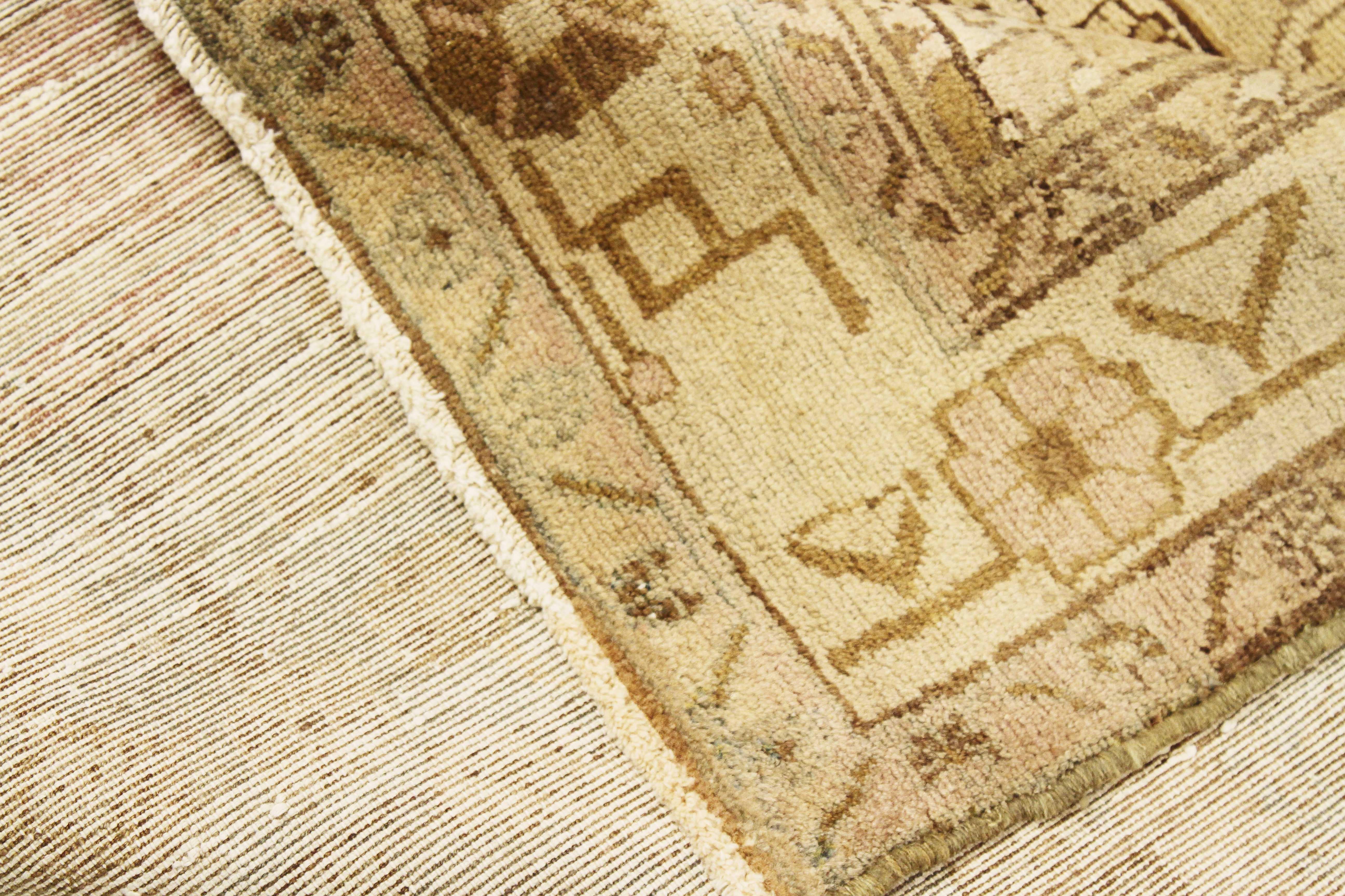 Perse Tapis persan ancien Malayer avec un grand médaillon floral au centre du champ en vente