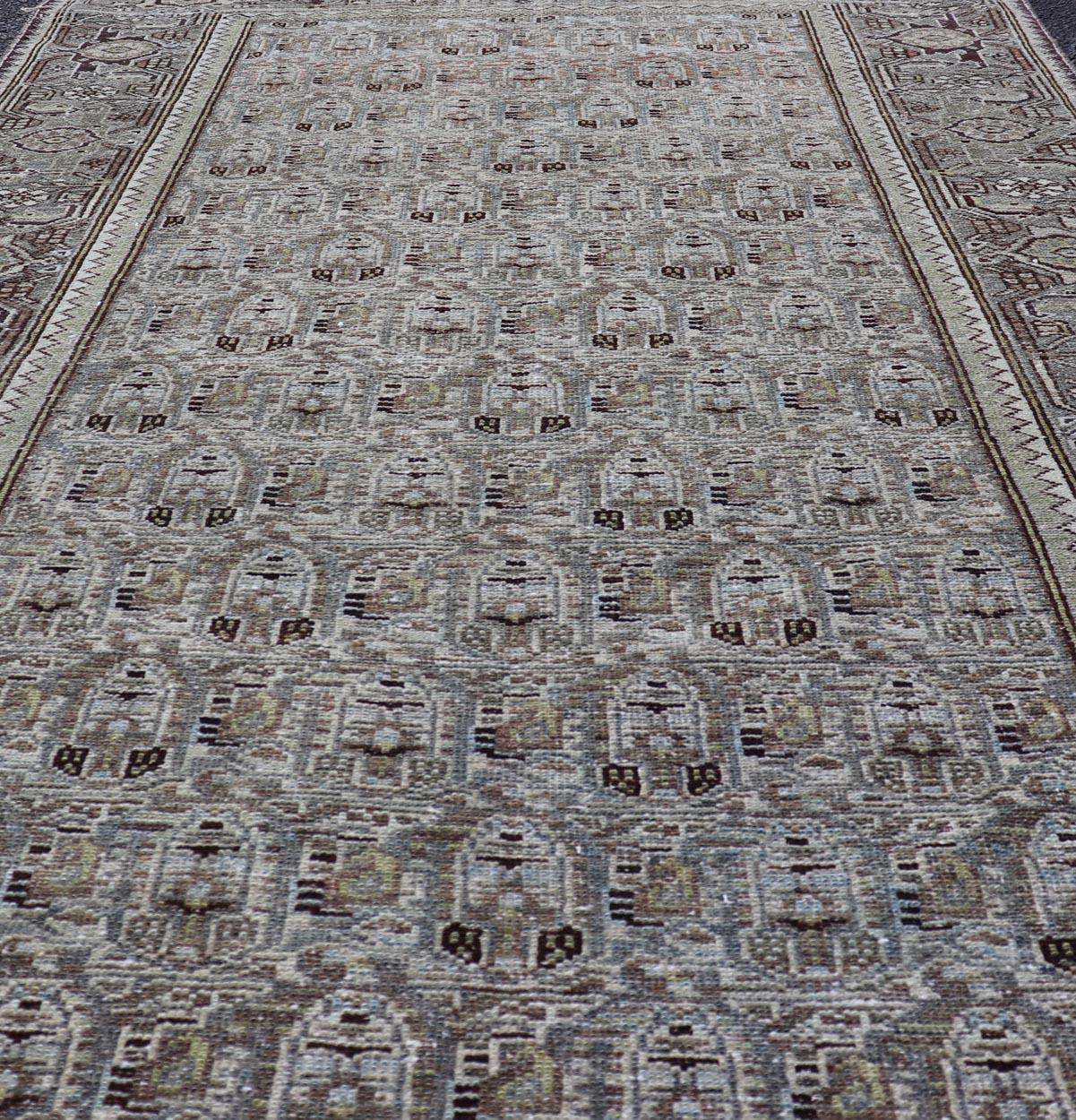Mesures : 4'1 x 7'2 
Ancien tapis persan Malayer avec design géométrique all-over 4'1 x 7'2. Keivan Woven Arts / Tapis / EMB-222127 Pays d'origine / type : Malayer / Iran. 

Le tapis ancien persan Malayer est une pièce étonnante qui incarne l'art et