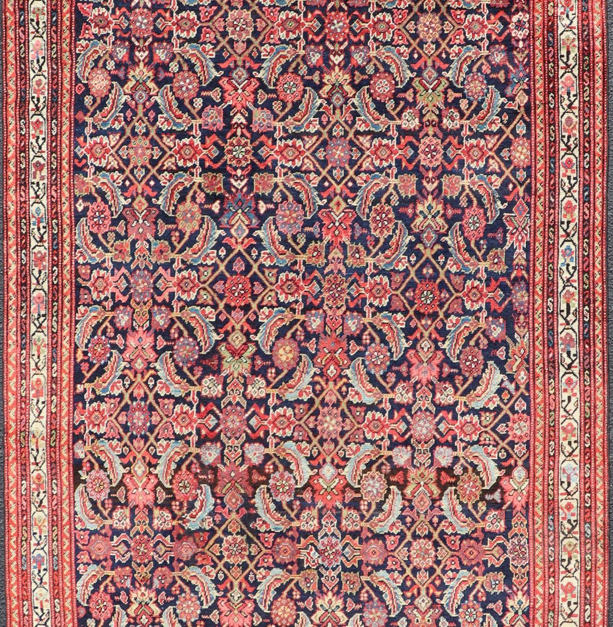 Ancien tapis persan Malayer avec motifs Herati sur toute la surface  

    Mesures : 5'0 x 10'0

Tapis ancien persan Malayer, finement tissé, avec des motifs Herati dans les tons bleu et rouge. Pays d'origine : Iran ; Type : Malayer ; Design/One :