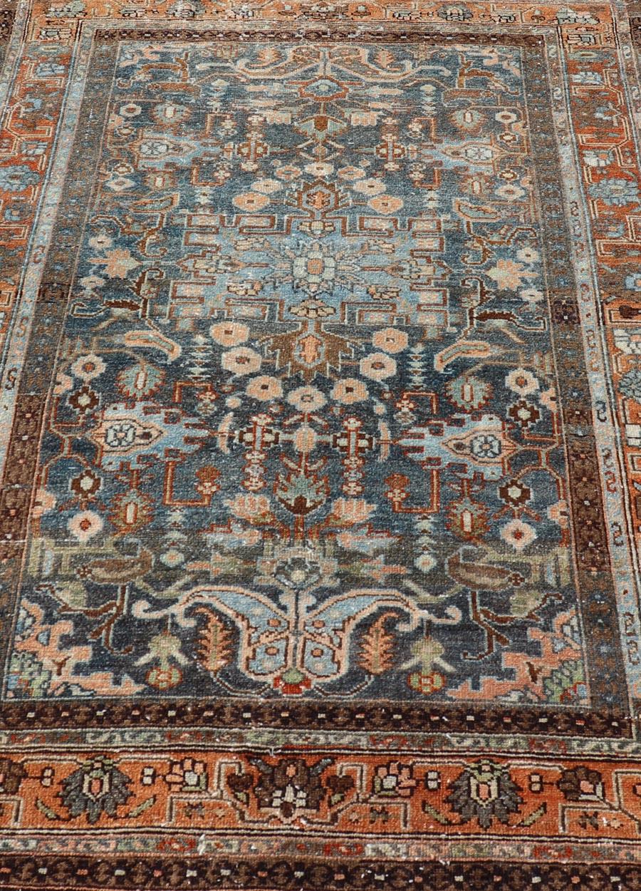 Maße: 4'4 x 6'2 
Antiker persischer Malayer-Teppich mit subgeometrischem floralen Design. Keivan Woven Arts; Teppich TU-MTU-4676; Herkunftsland / Art: Persisch / Malayer, um 1920.

Dieser antike persische Malayer-Teppich zeichnet sich durch ein