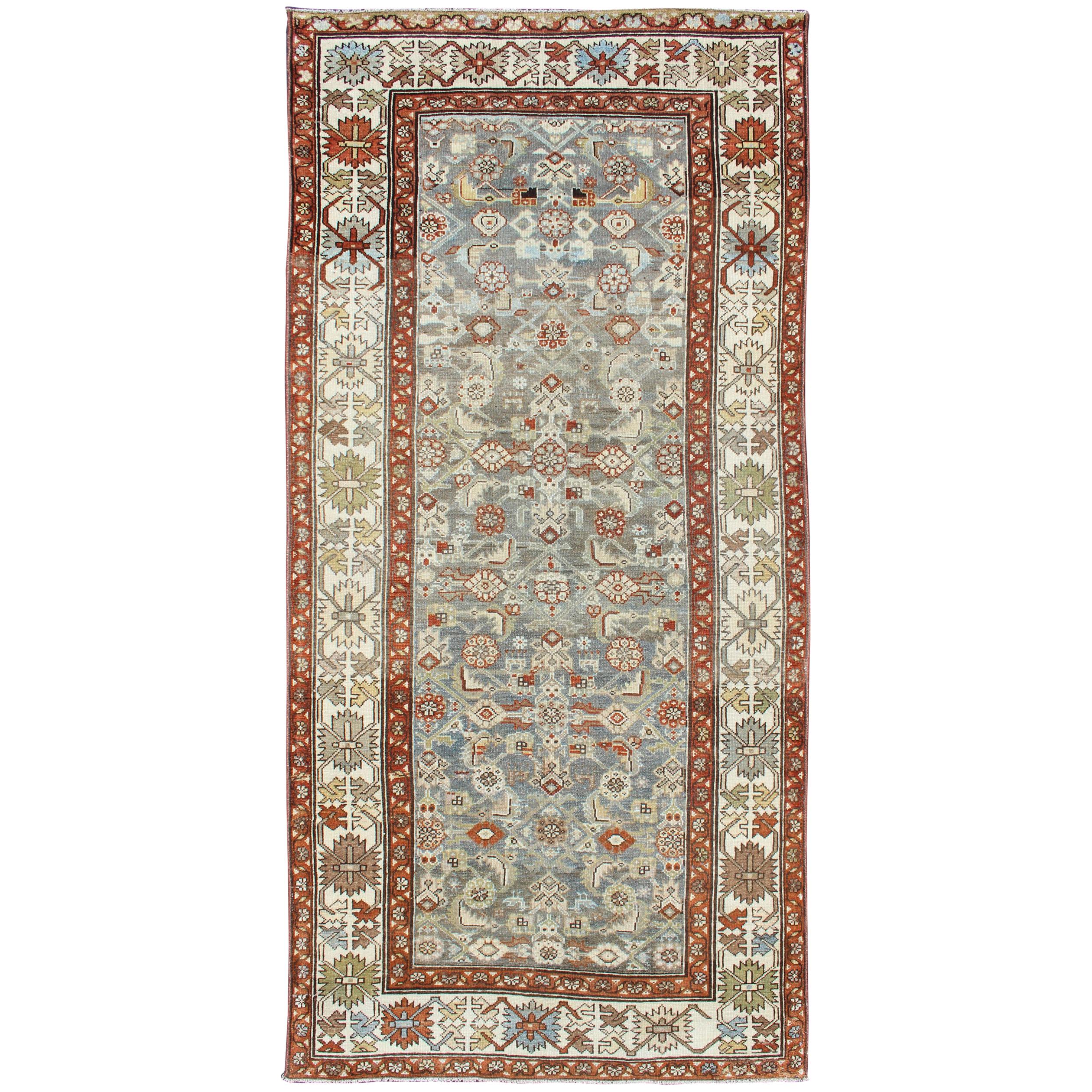 Antiker persischer Malayer-Teppich mit Allover-Stammesmuster auf grauem Hintergrund