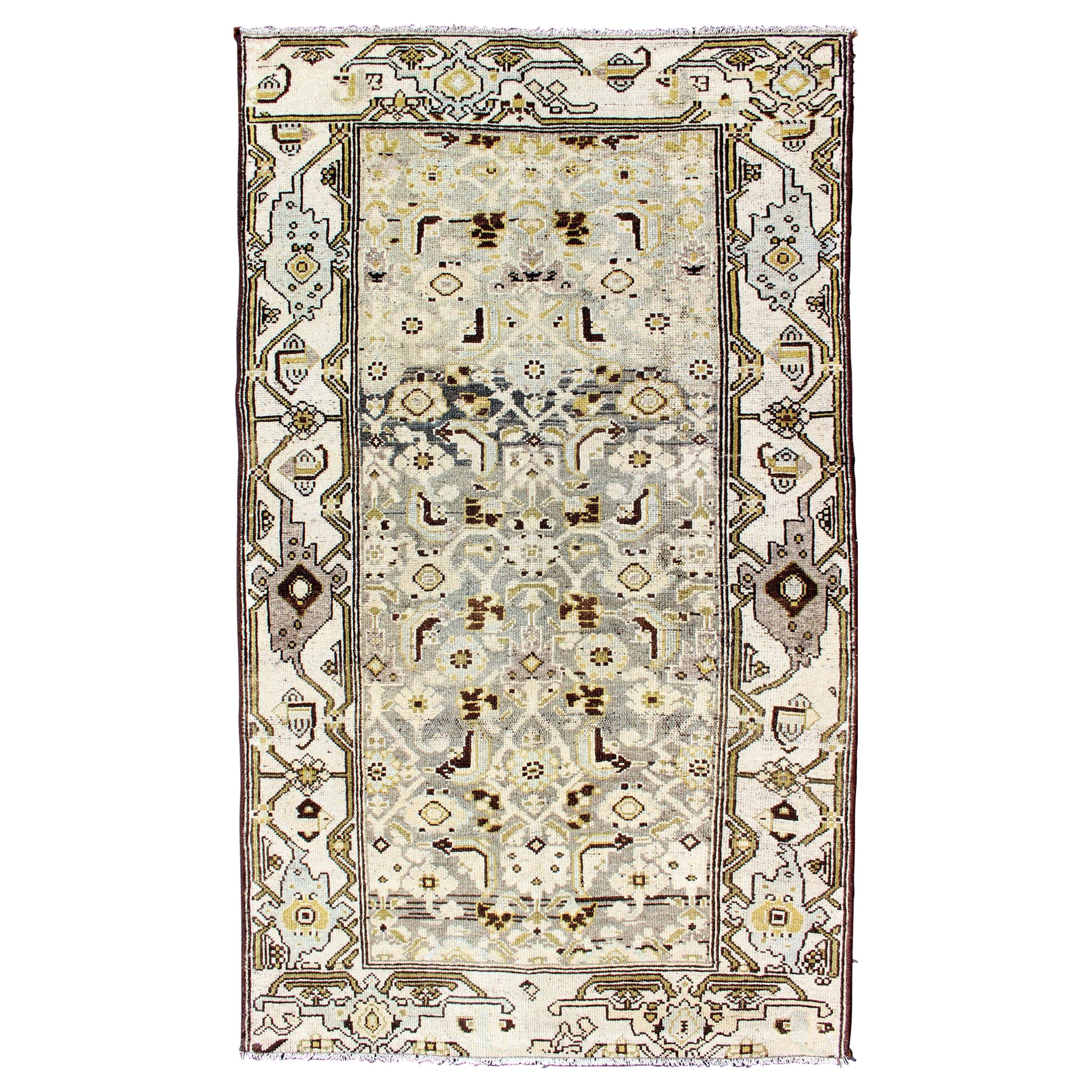 Tapis persan ancien Malayer avec motif tribal sur toute sa surface et fond vert mousse