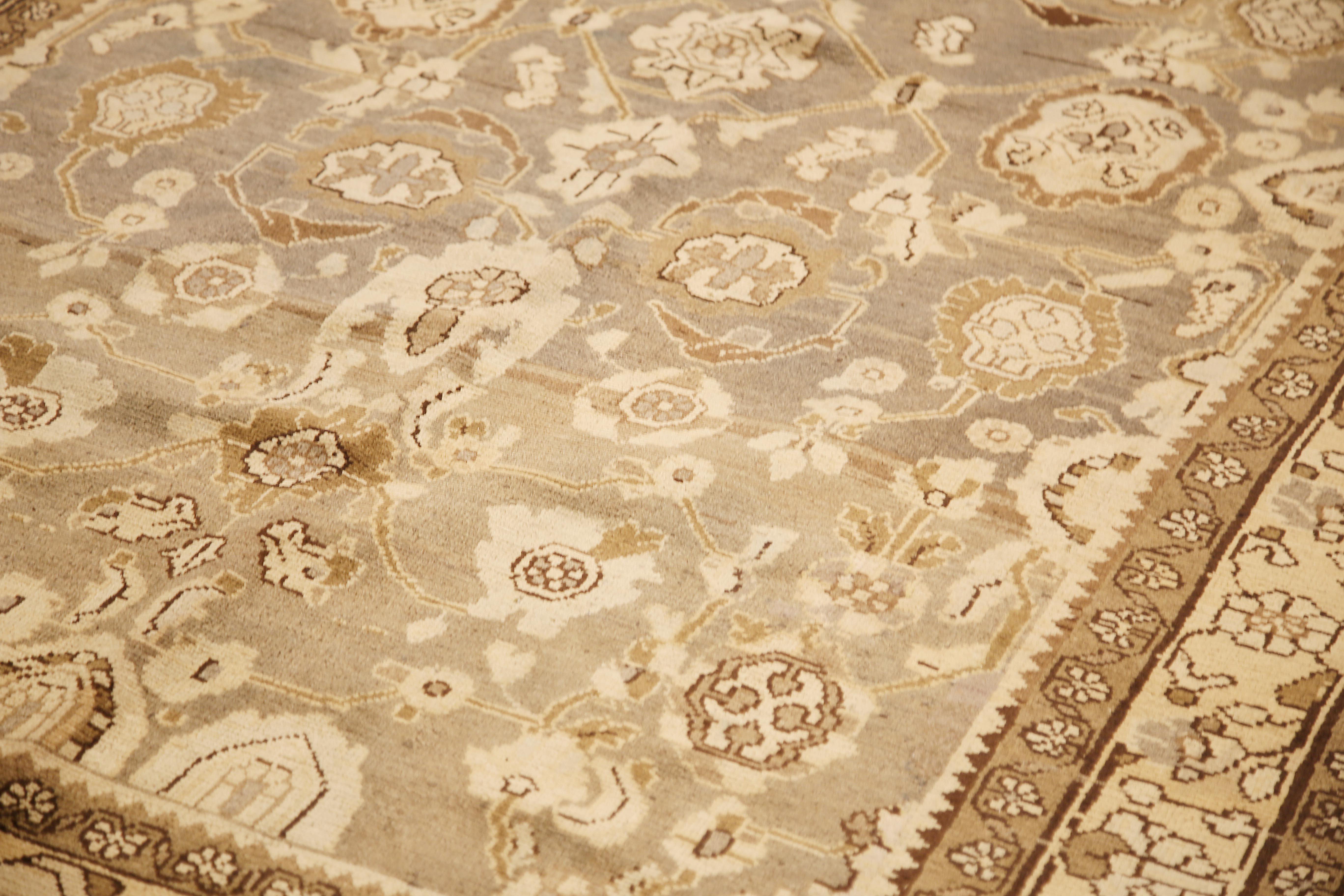 Perse Tapis persan ancien Malayer avec détails botaniques beiges et bruns sur fond gris en vente