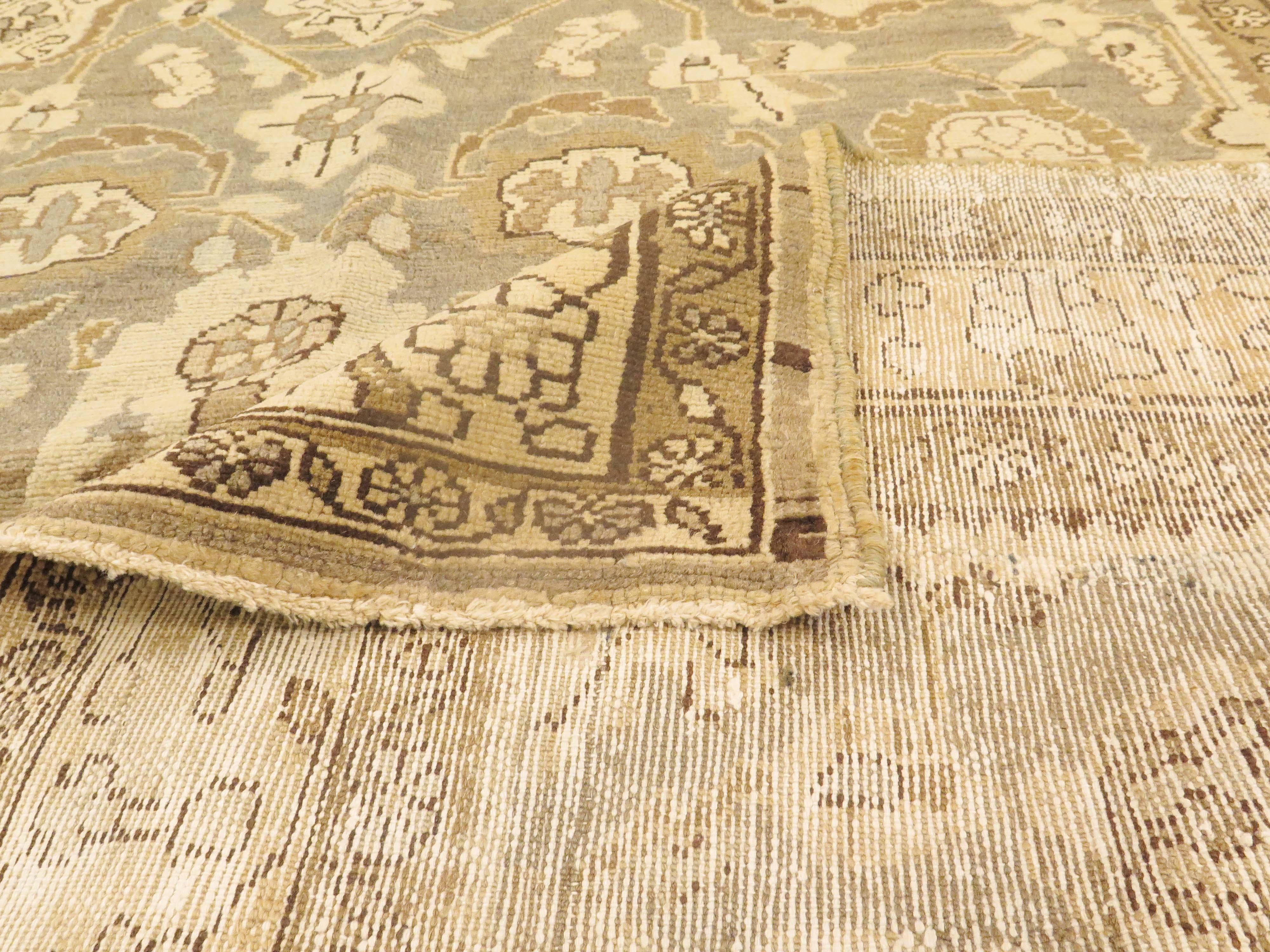 Tissé à la main Tapis persan ancien Malayer avec détails botaniques beiges et bruns sur fond gris en vente