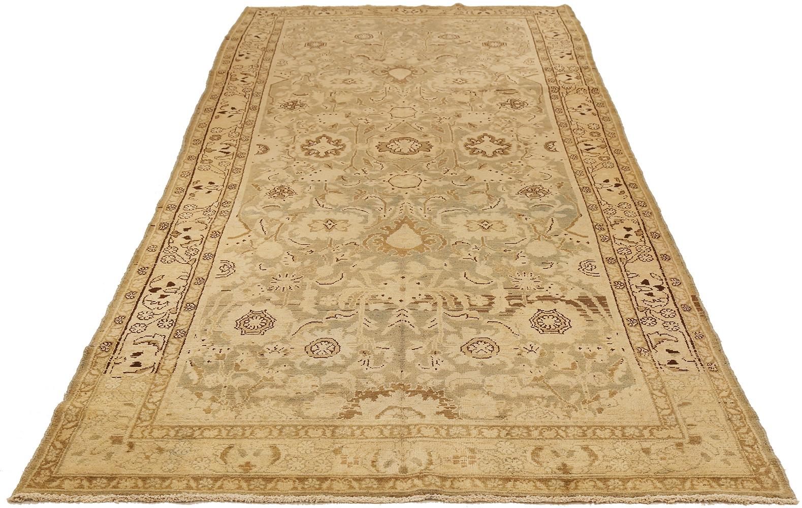 Tapis persan ancien tissé à la main à partir de la laine de mouton la plus fine et coloré avec des teintures végétales entièrement naturelles, sans danger pour les humains et les animaux de compagnie. Il s'agit d'un motif traditionnel de Malayer,