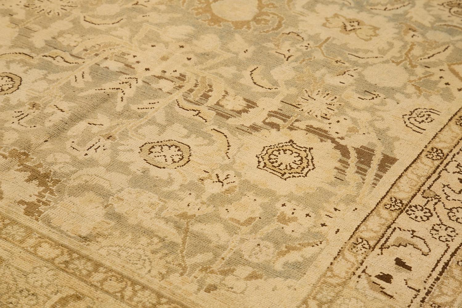 Perse Antiquité - Tapis persan Malayer avec détails botaniques beige et Brown sur fond ivoire en vente