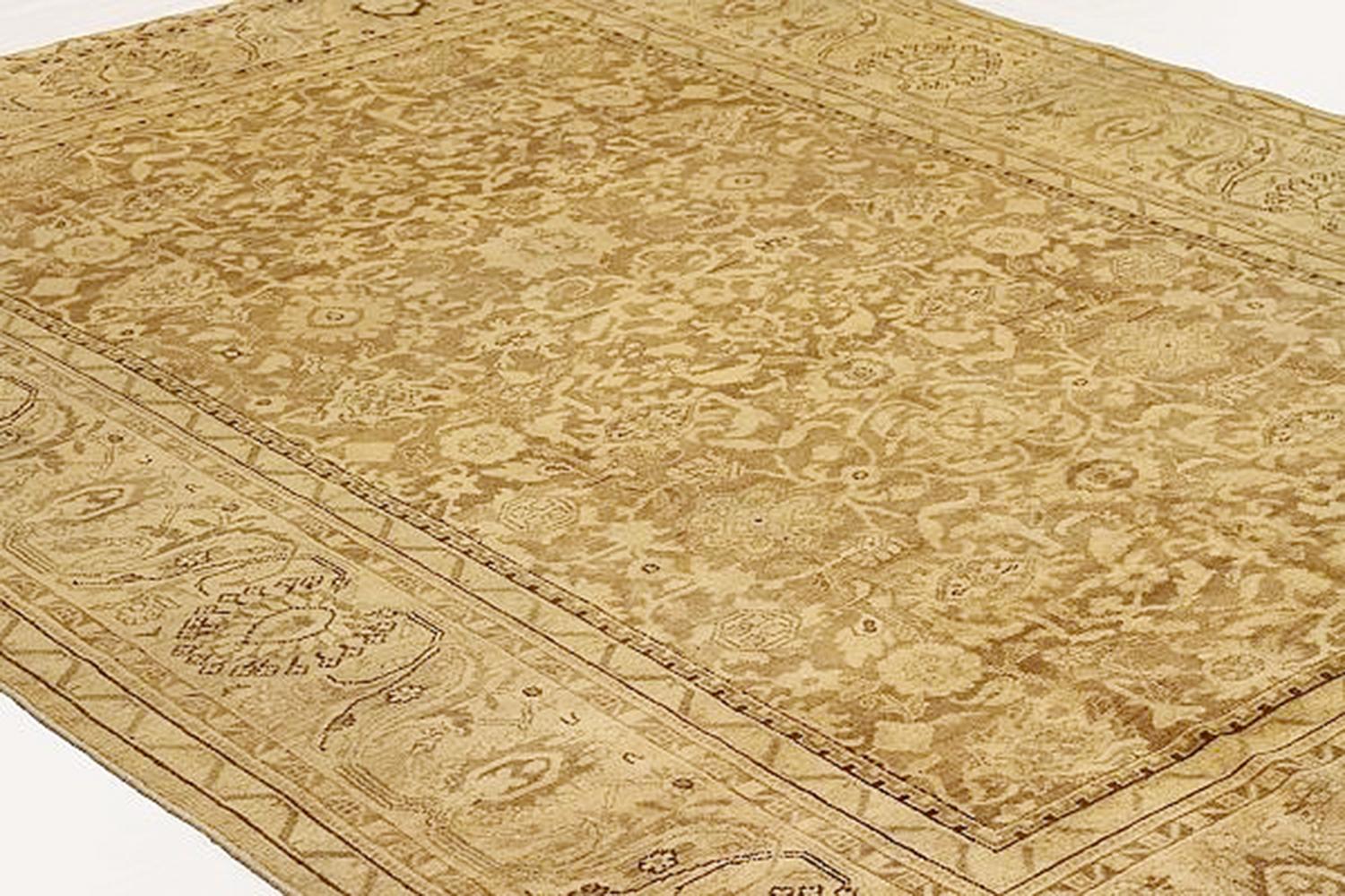 Antiker persischer Malayer-Teppich mit geometrischen Mustern in Beige und Braun (Persisch) im Angebot