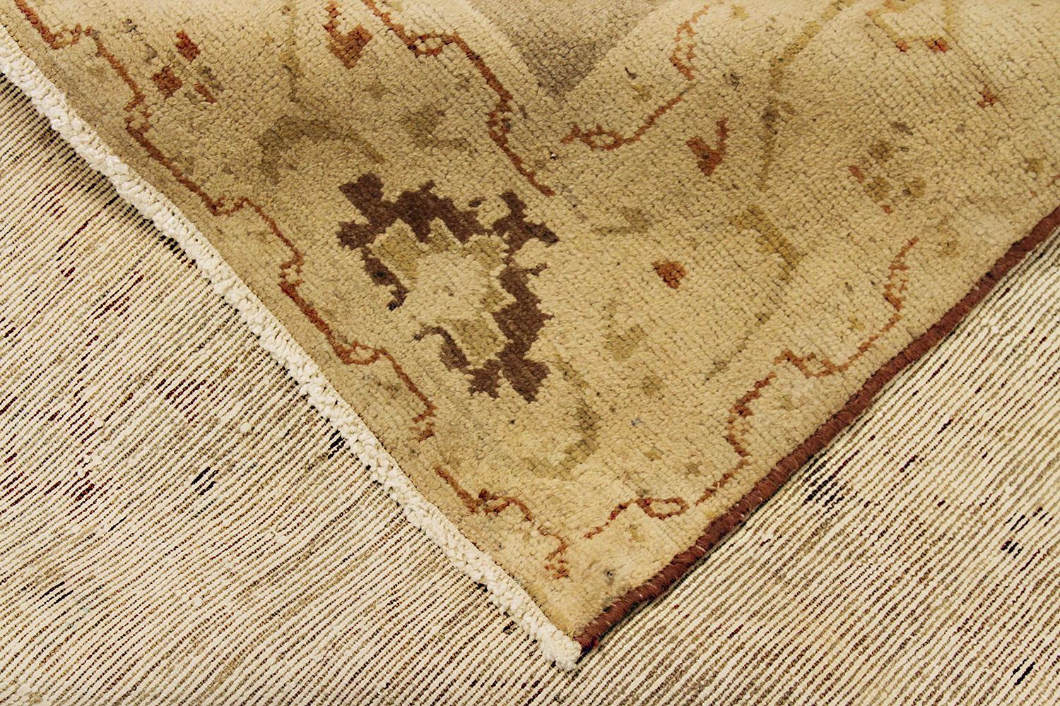 Persiano Antico tappeto persiano Malayer con dettagli tribali beige e marroni su campo avorio in vendita