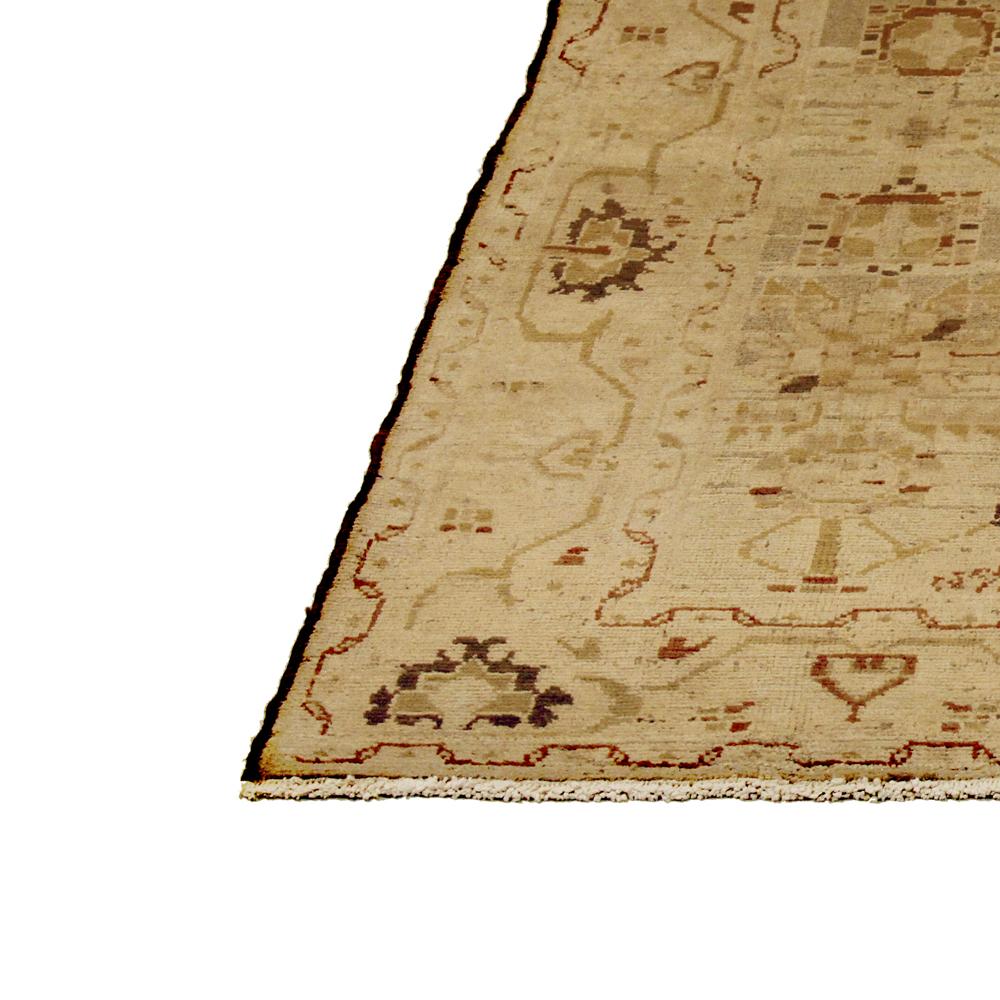 Tessuto a mano Antico tappeto persiano Malayer con dettagli tribali beige e marroni su campo avorio in vendita