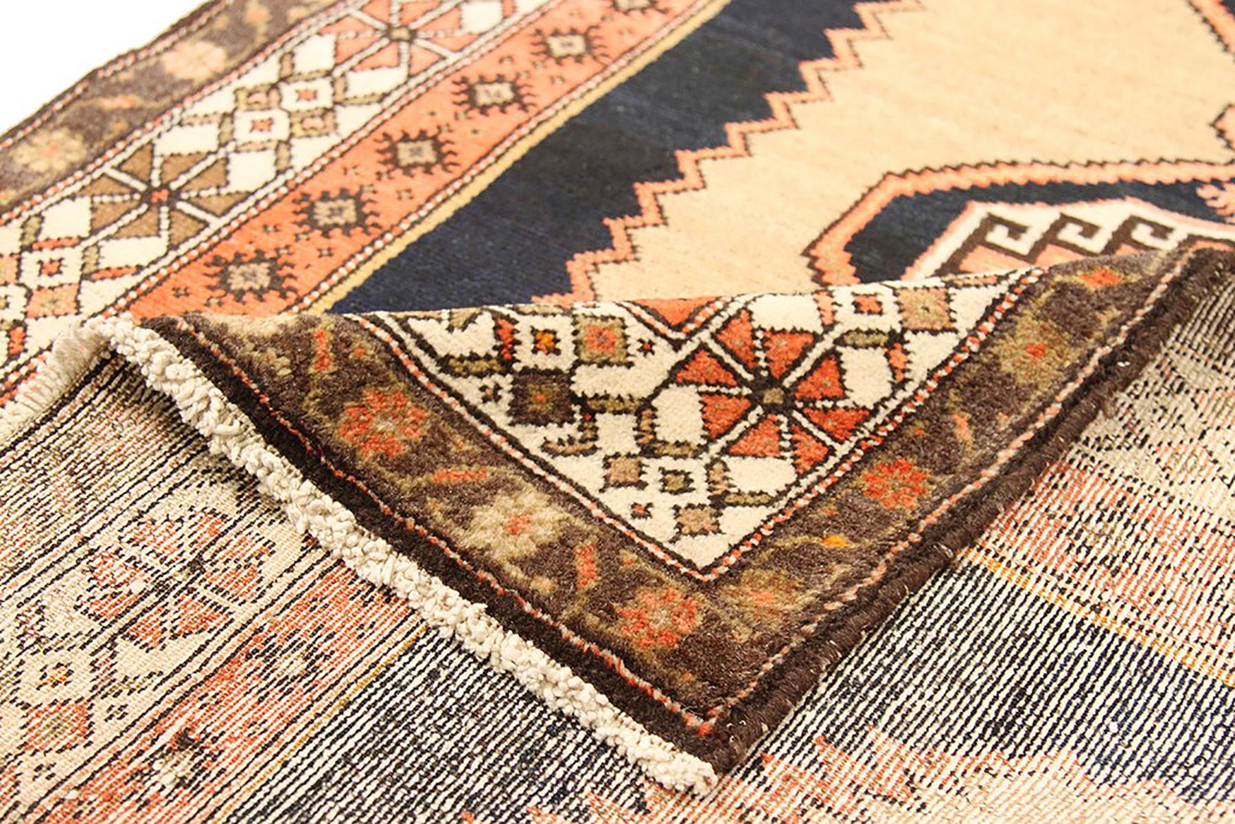 Antiker persischer Malayer-Teppich mit geometrischen Medaillons in Schwarz und Beige (Russisch) im Angebot