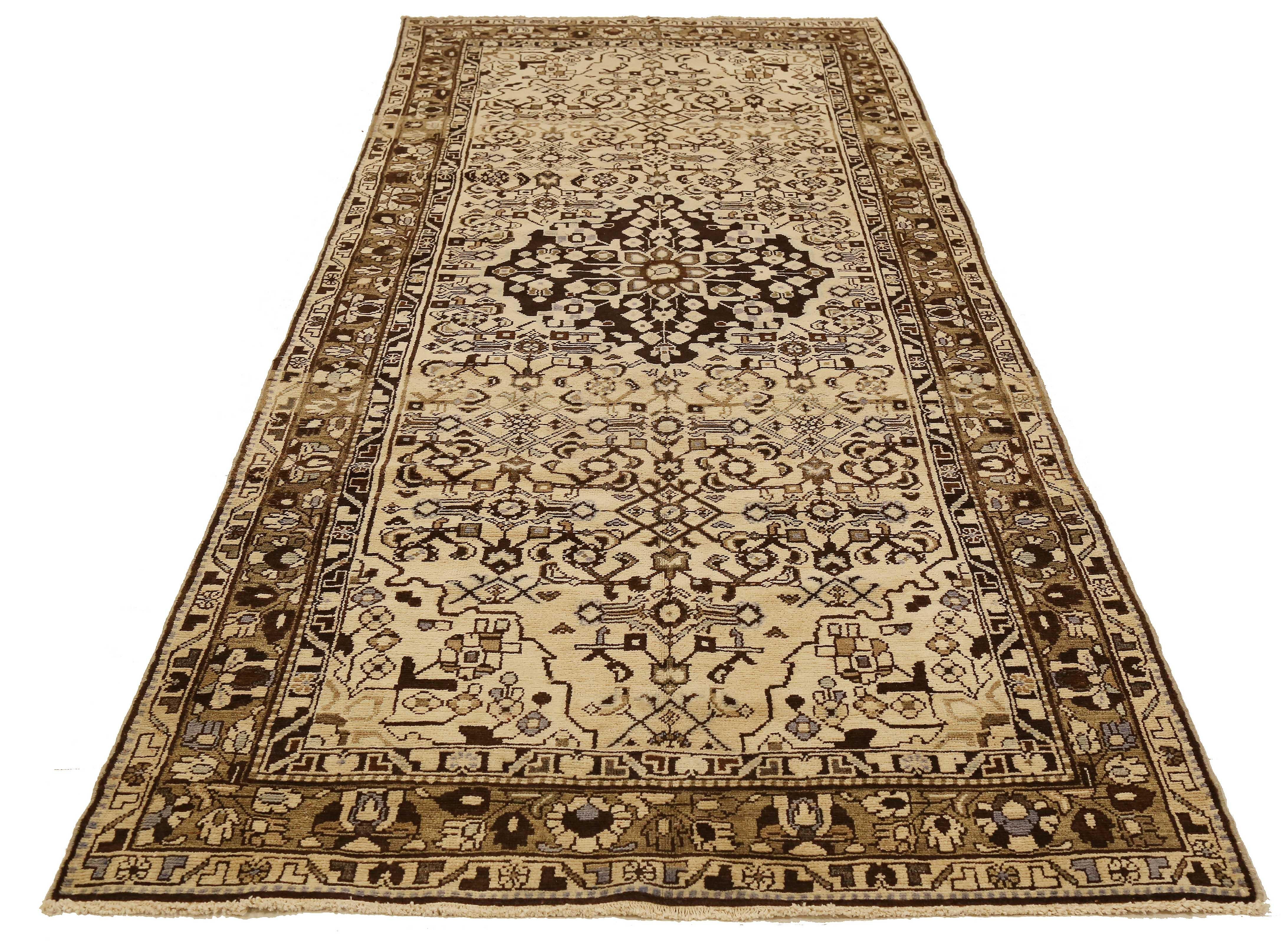 Tapis persan ancien tissé à la main à partir de la laine de mouton la plus fine et coloré à l'aide de teintures végétales entièrement naturelles, sans danger pour les humains et les animaux domestiques. Il s'agit d'un motif traditionnel de Malayer,