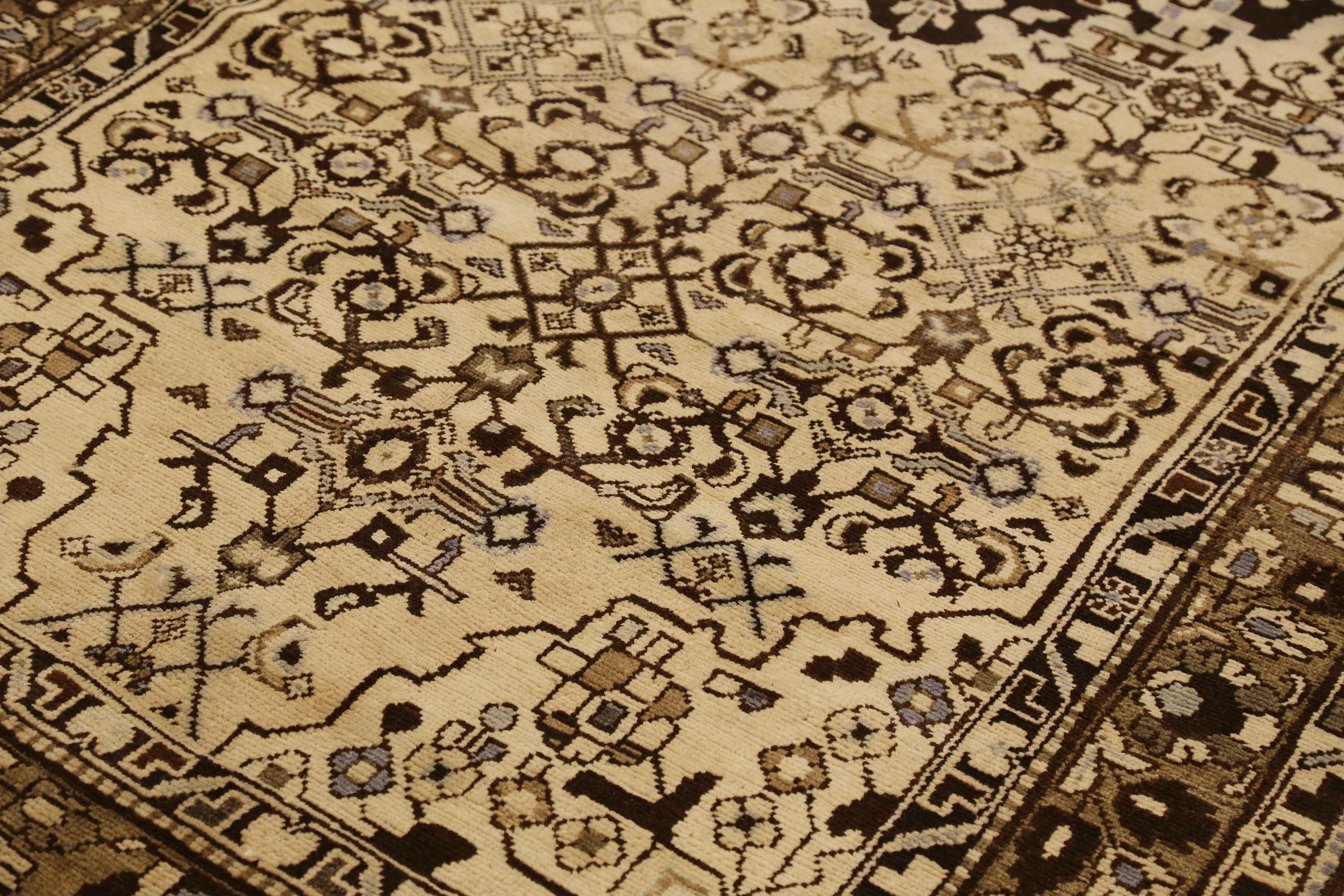 Perse Ancien tapis persan Malayer avec détails botaniques noirs et bruns en vente