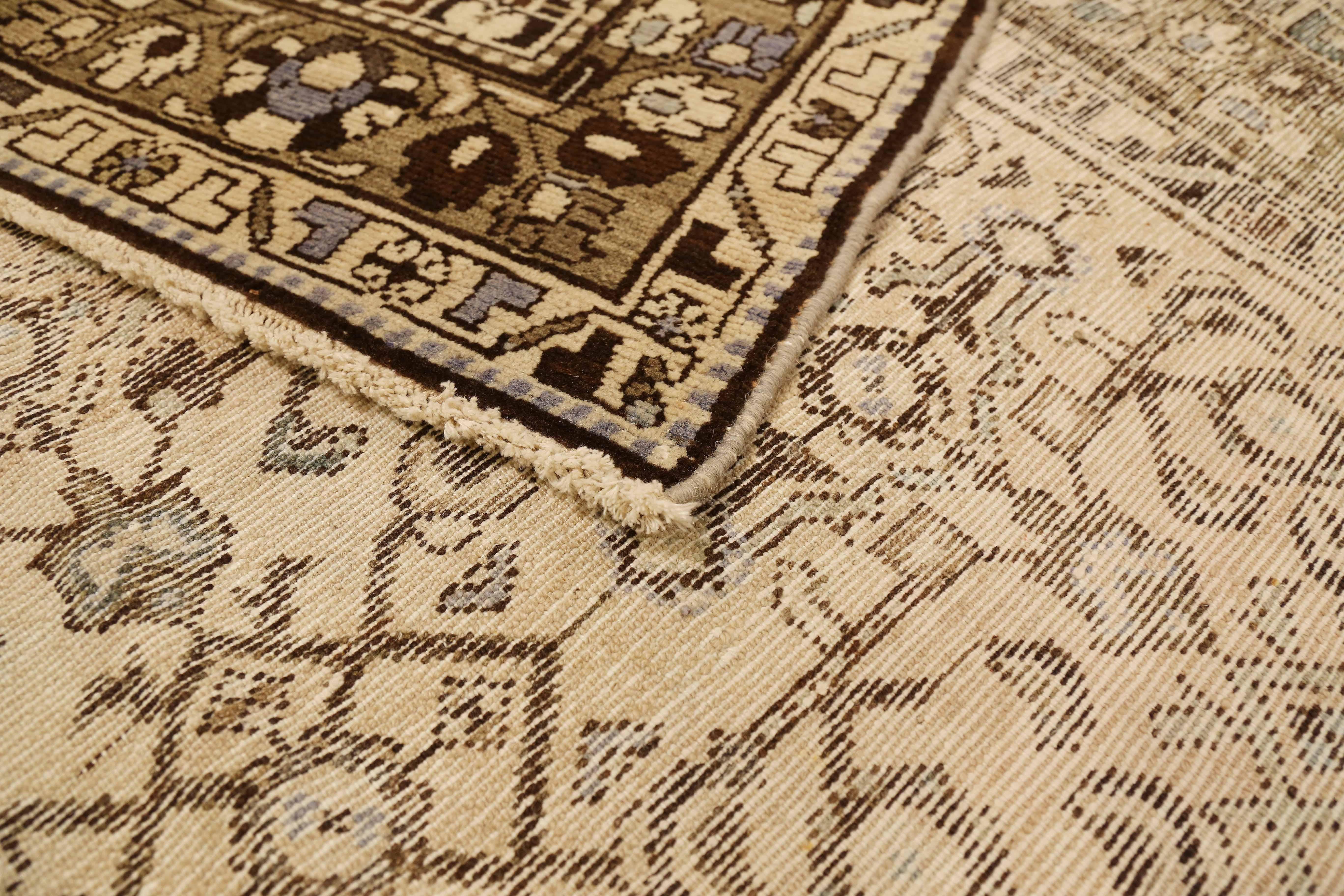 Tissé à la main Ancien tapis persan Malayer avec détails botaniques noirs et bruns en vente