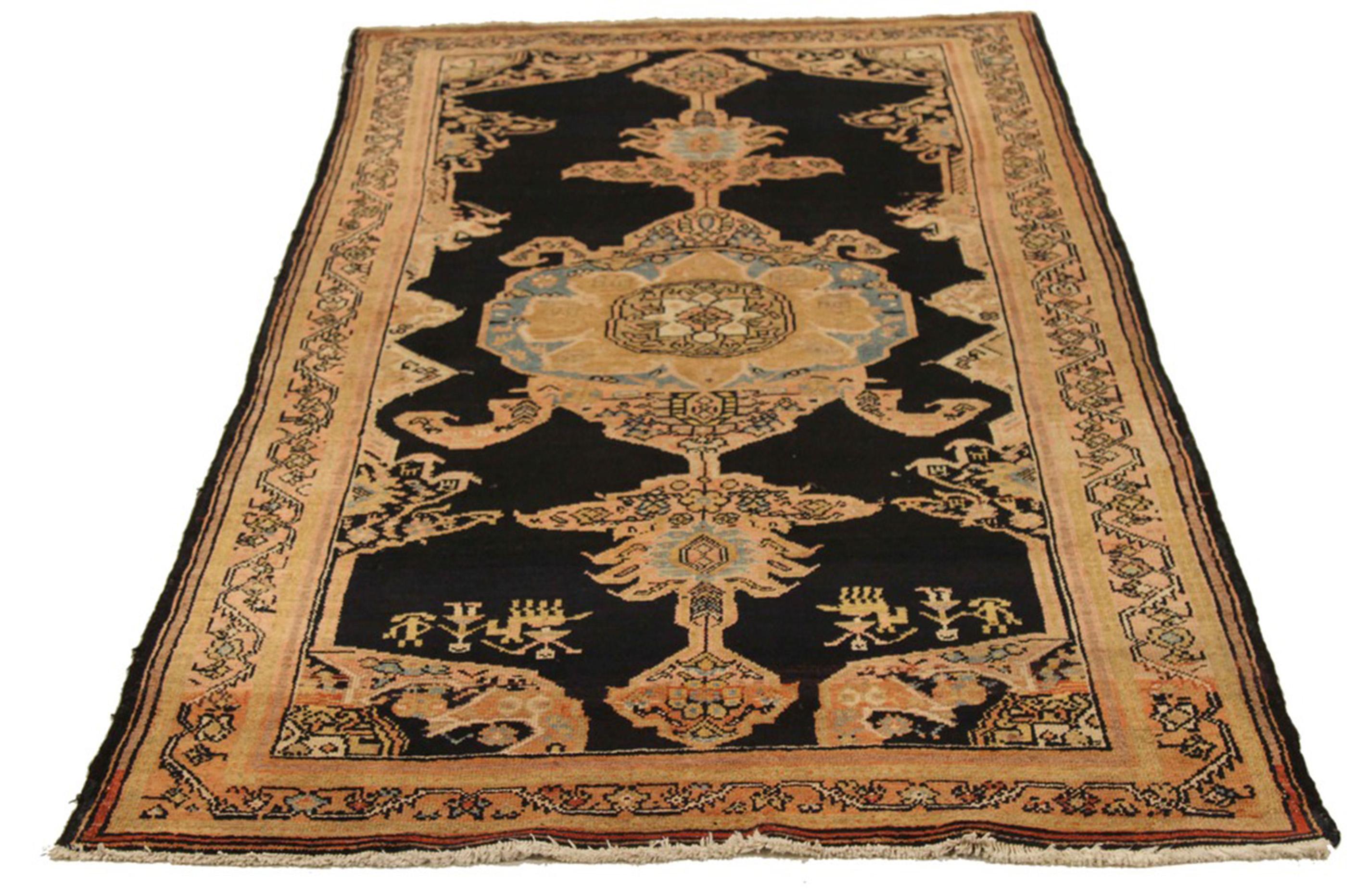 Alfombra persa antigua tejida a mano con la mejor lana de oveja y coloreada con tintes vegetales totalmente naturales que son seguros para las personas y los animales domésticos. Es un diseño tradicional de Bakhtiar resaltado por medallones de