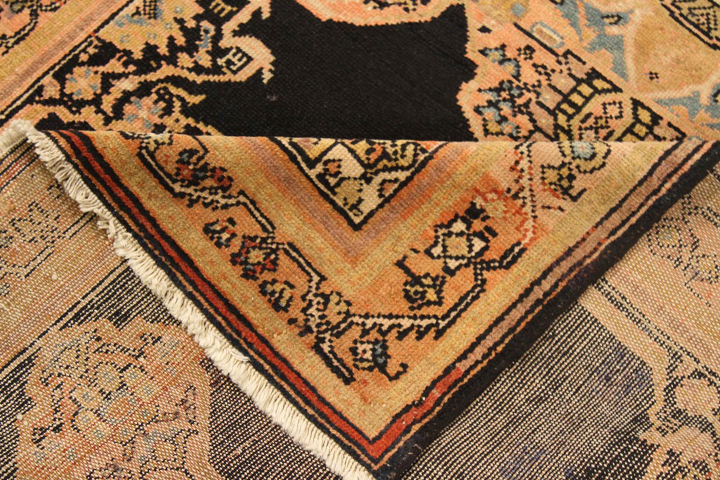 Antigua alfombra persa Malayer con medallones florales azules y rosas en el centro Persa en venta