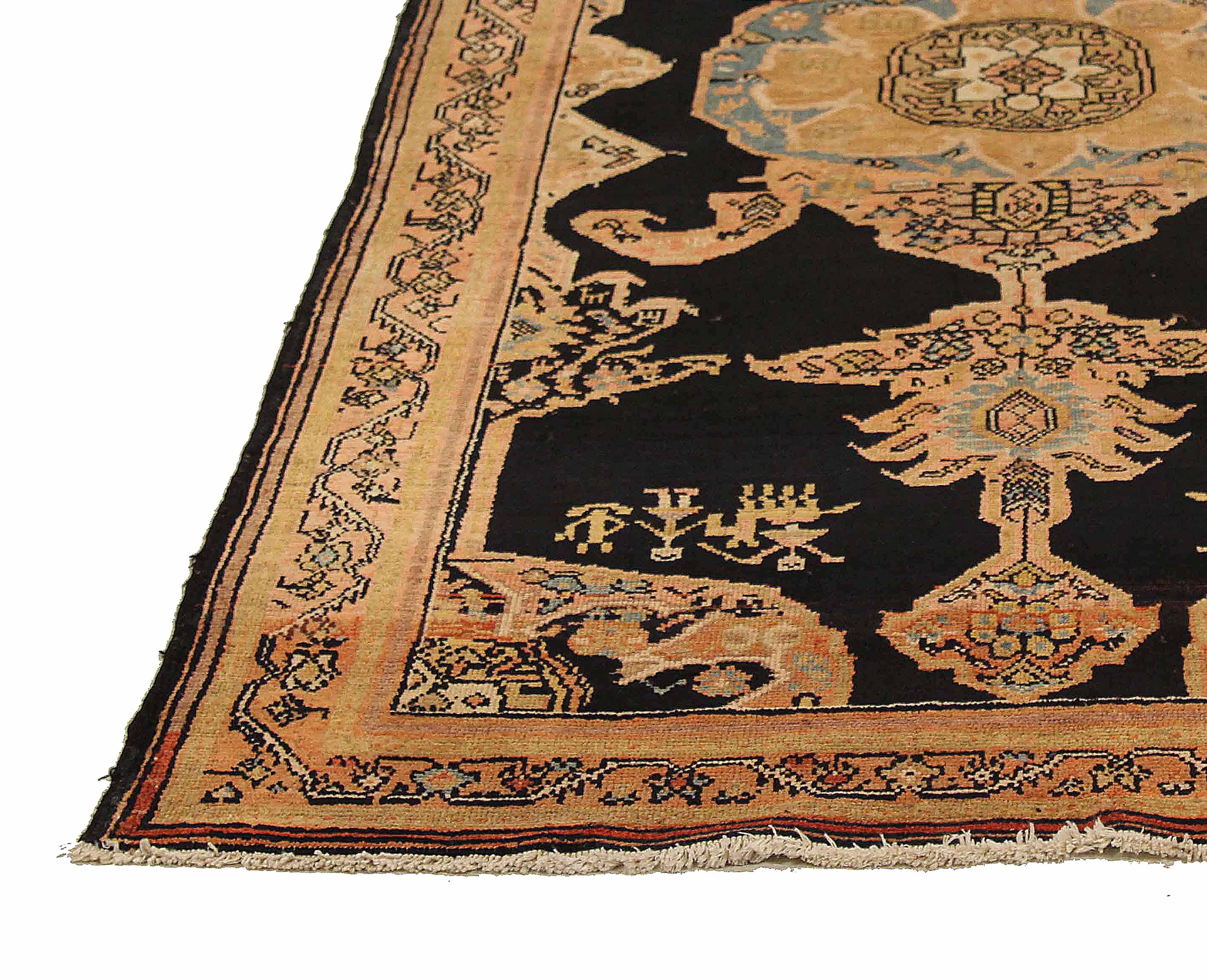 Antigua alfombra persa Malayer con medallones florales azules y rosas en el centro Tejido a mano en venta