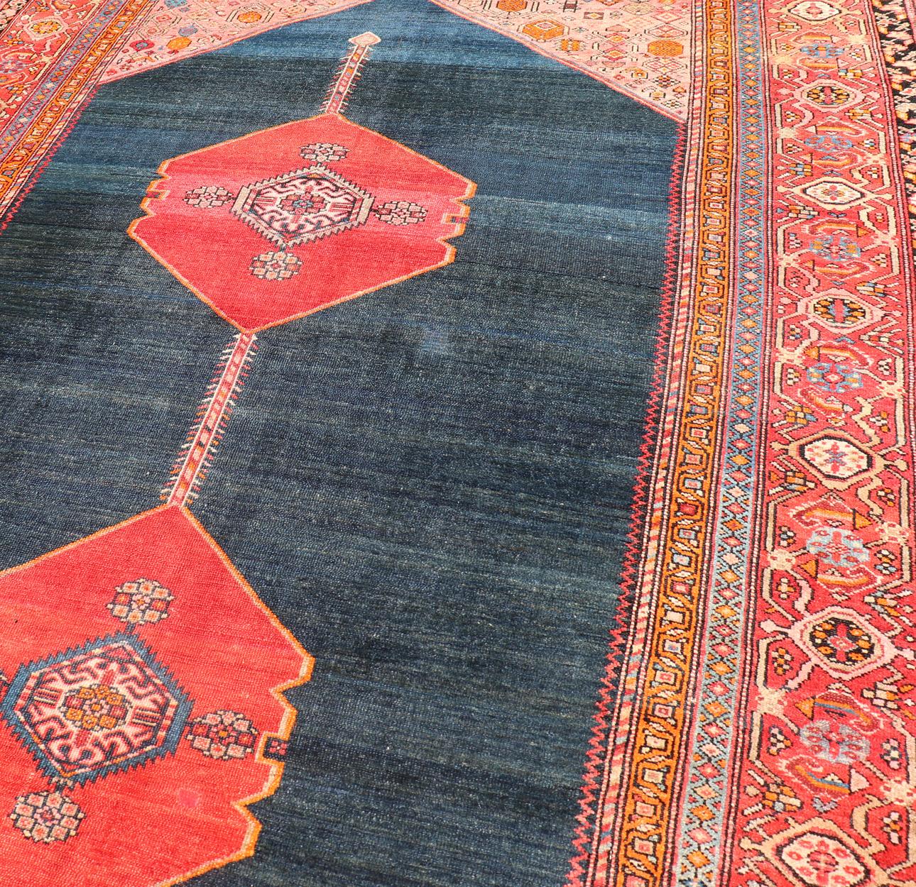 Tapis ancien persan Malayer avec médaillons audacieux et indigo profond 7'5 x 15'0 en vente 3