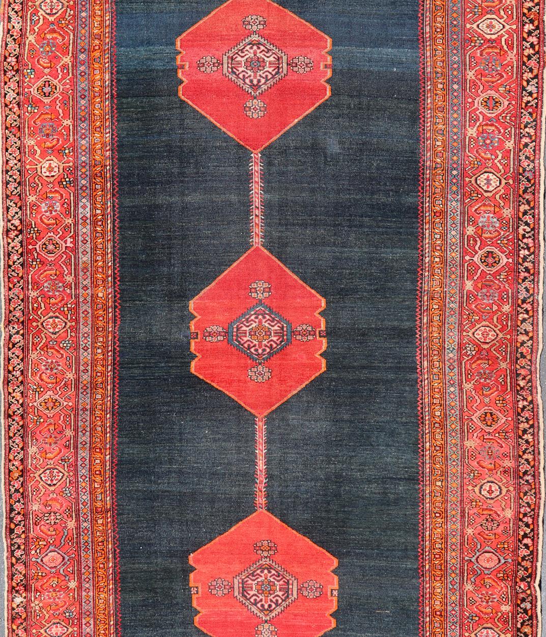 Tapis ancien persan Malayer avec médaillons audacieux et indigo profond 7'5 x 15'0 en vente 9